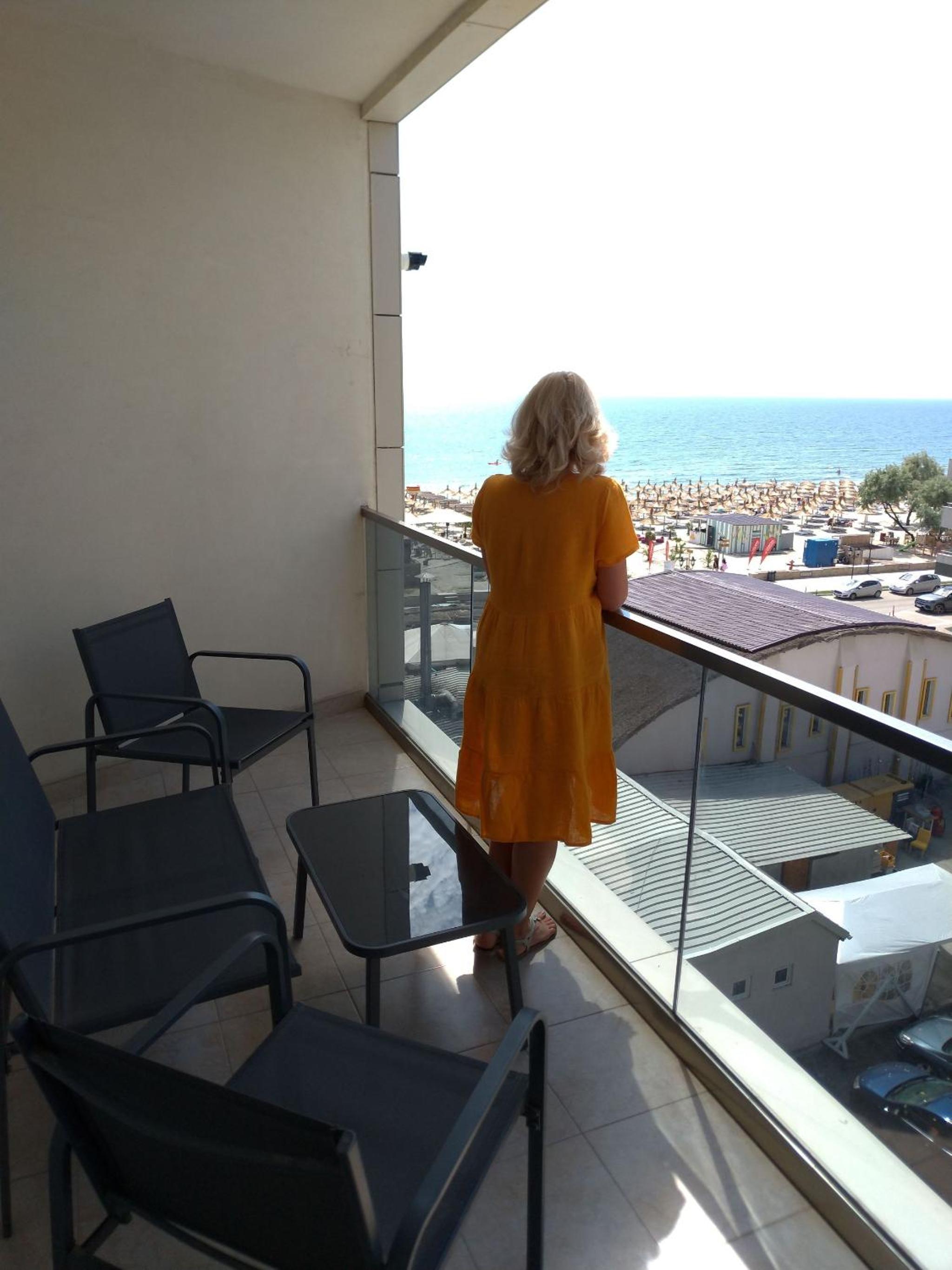 2 rooms apartment, max 5 adults, splendid view on the beach and the sea