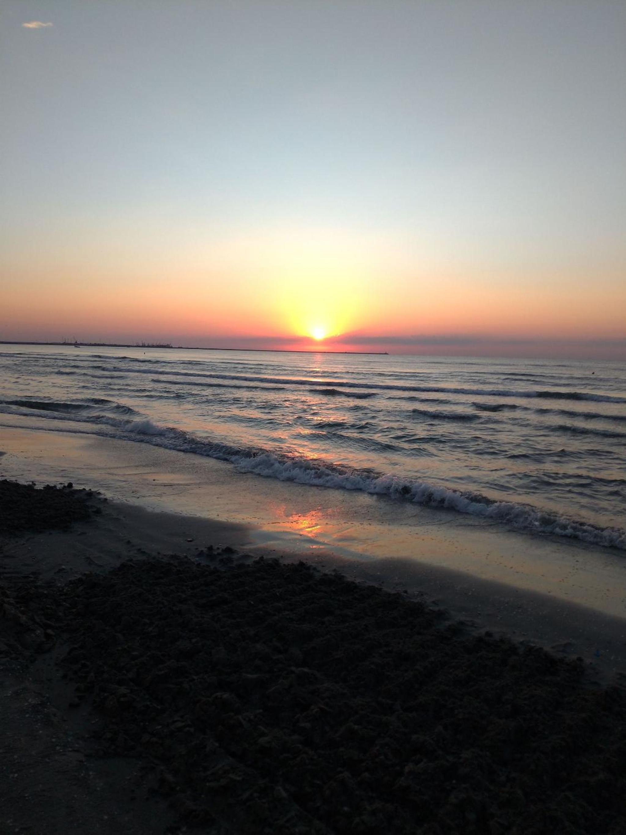 2 rooms apartment, max 5 adults, splendid view on the beach and the sea