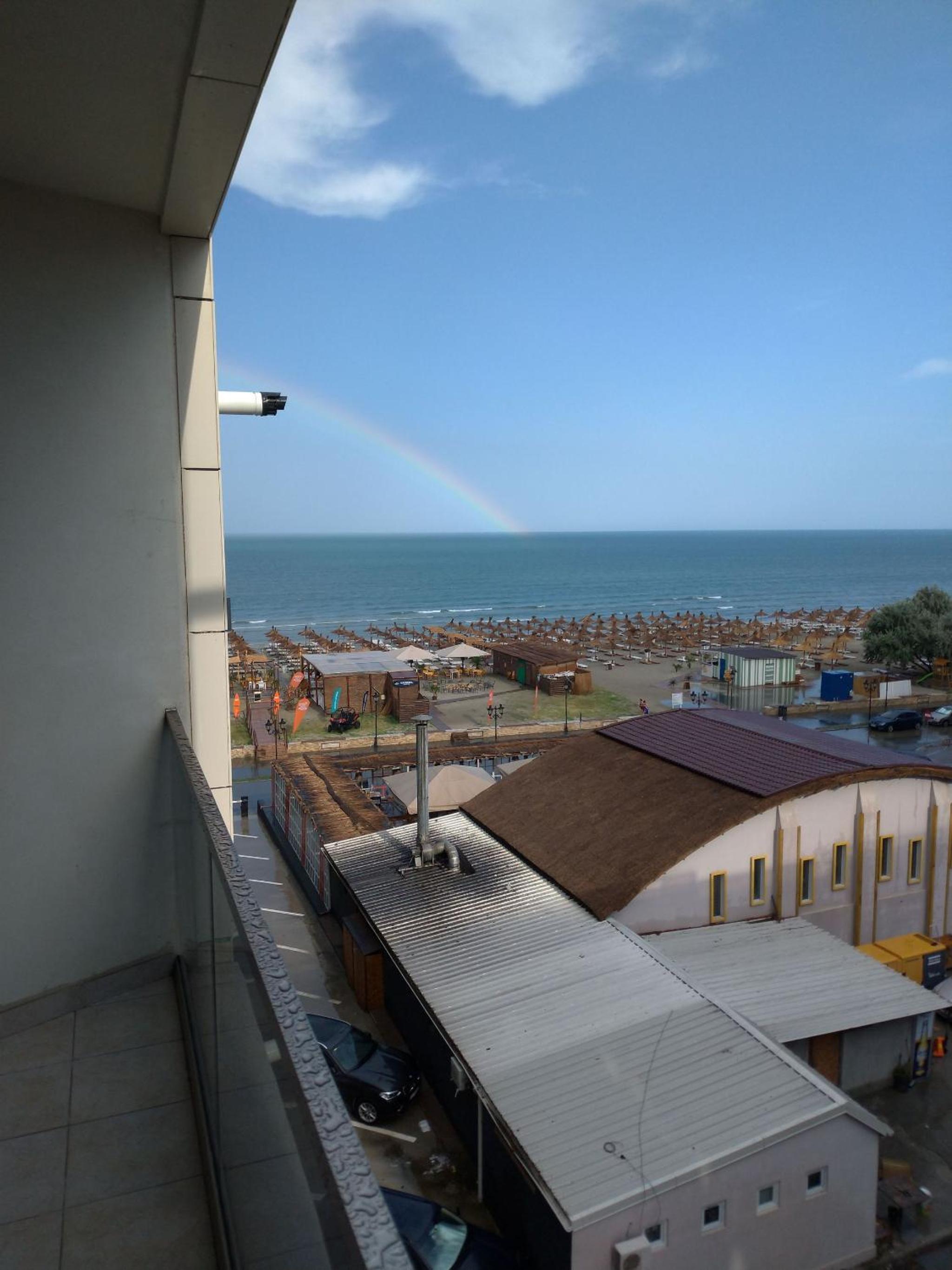 2 rooms apartment, max 5 adults, splendid view on the beach and the sea