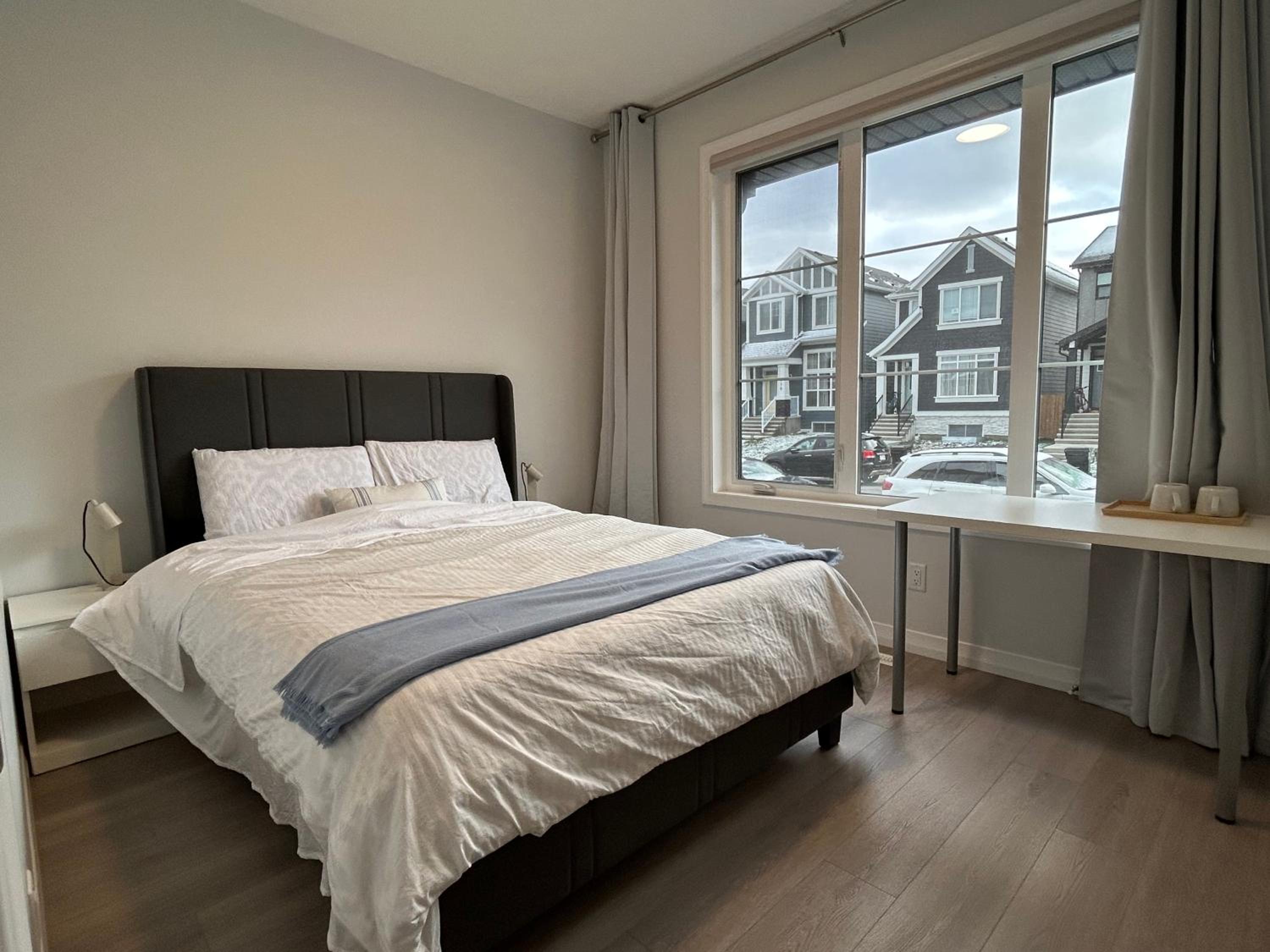 Sunny Queen-size Bedroom with Private Bath in Brand New House