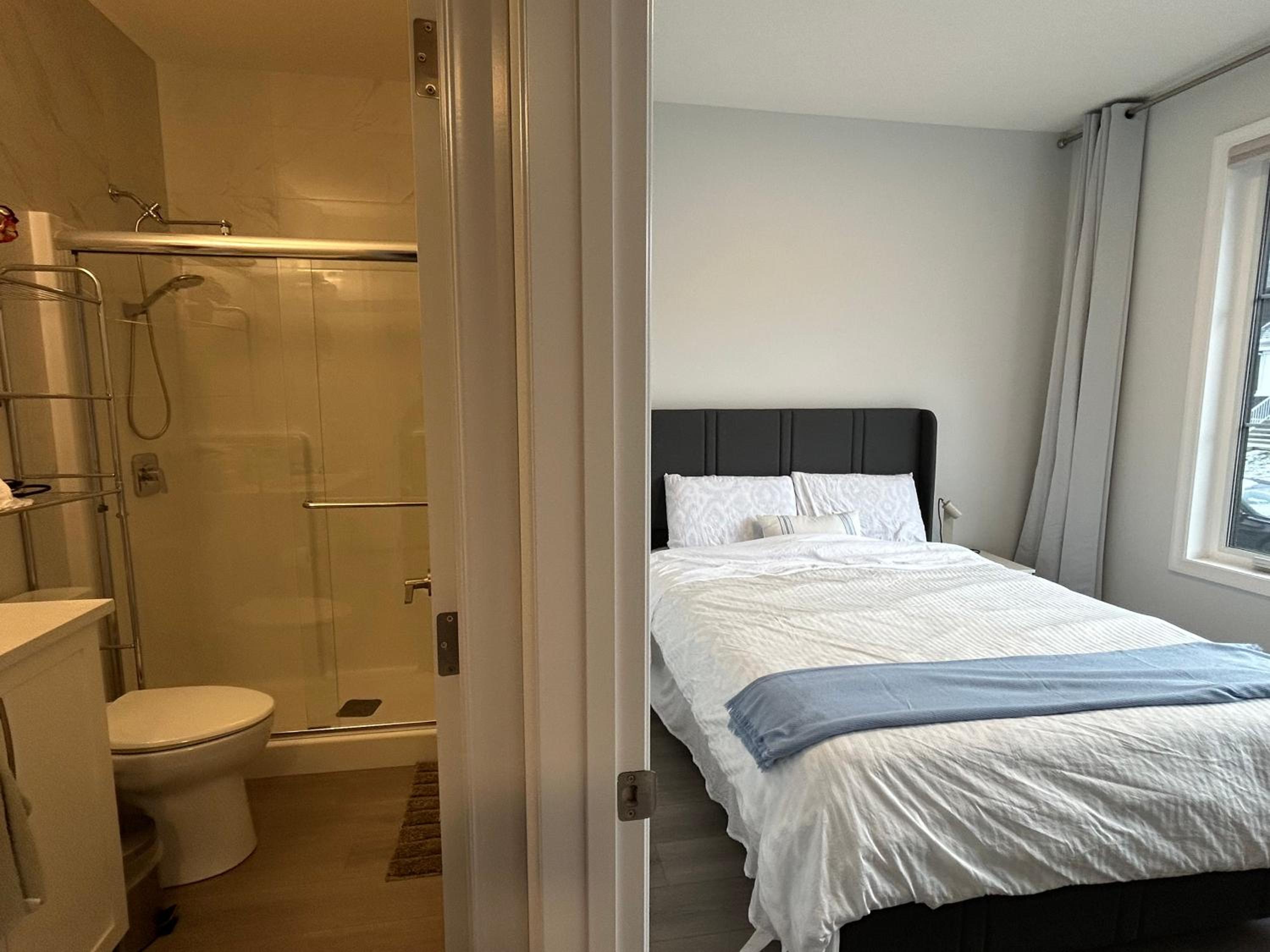 Sunny Queen-size Bedroom with Private Bath in Brand New House