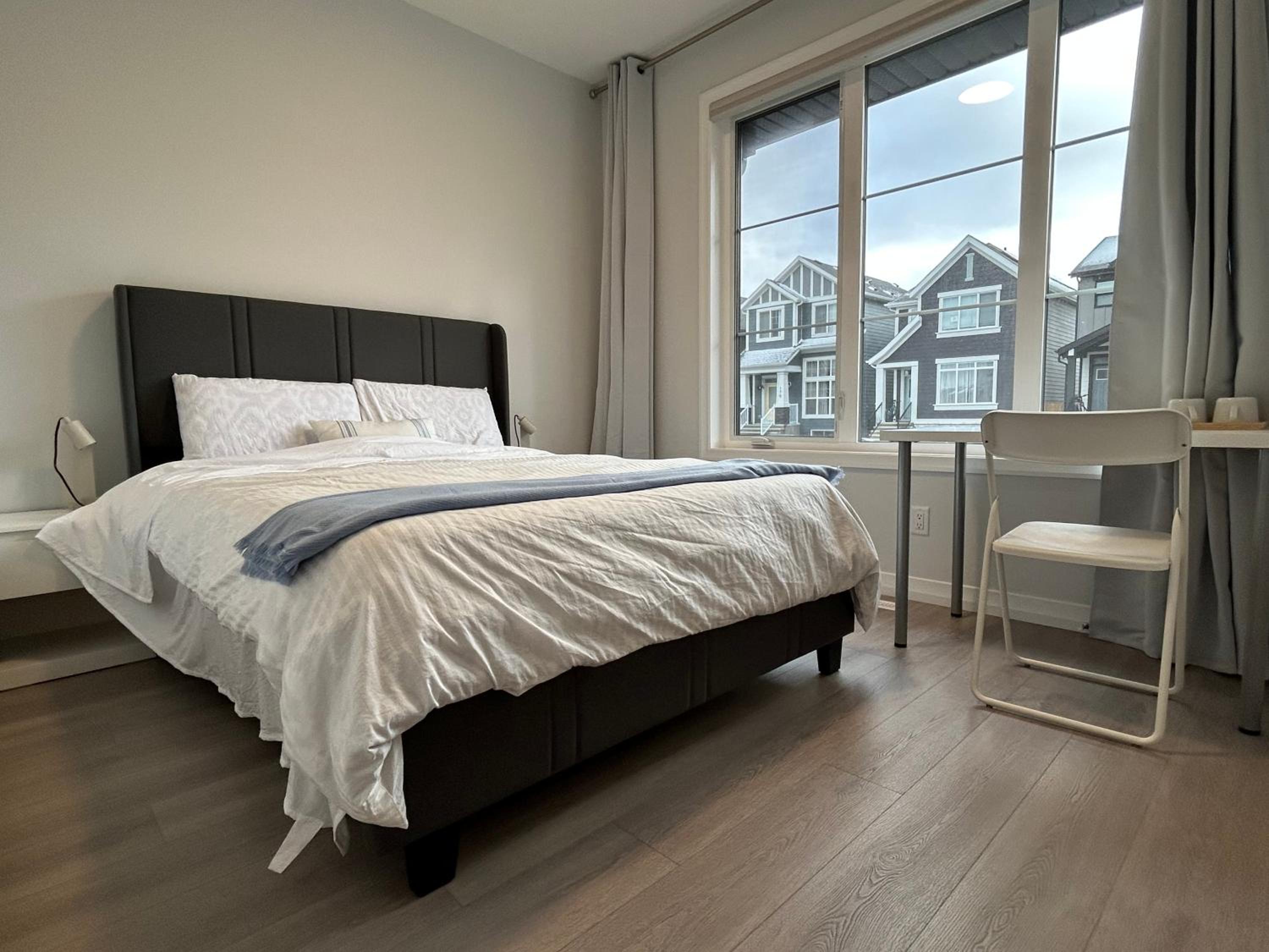 Sunny Queen-size Bedroom with Private Bath in Brand New House