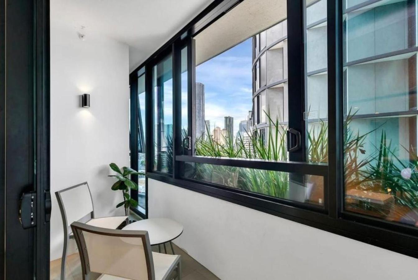 Fortitude Valley 1BRM with Skyline Views
