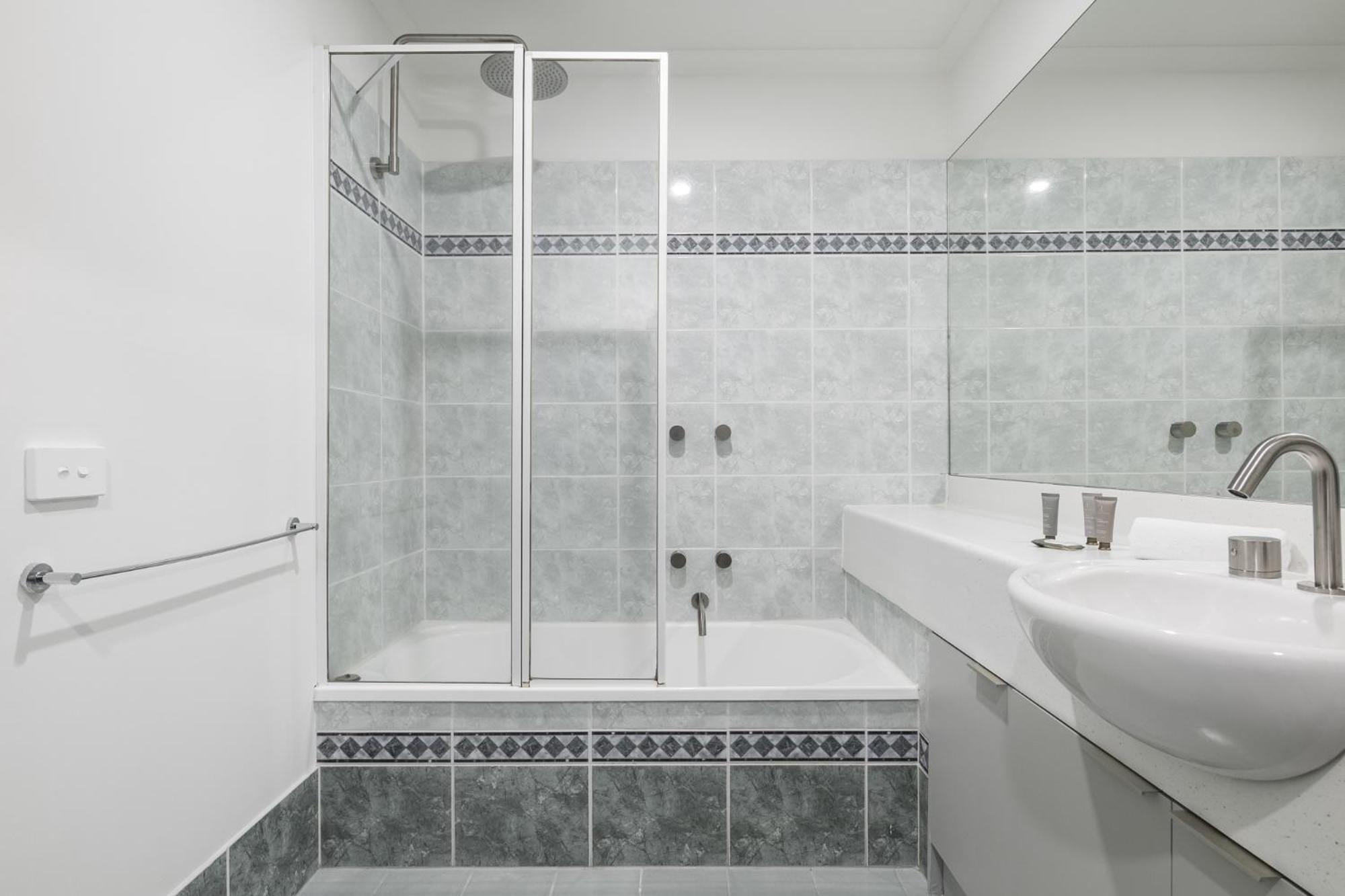 Spacious 3-Bed Apartment in Melbourne CBD