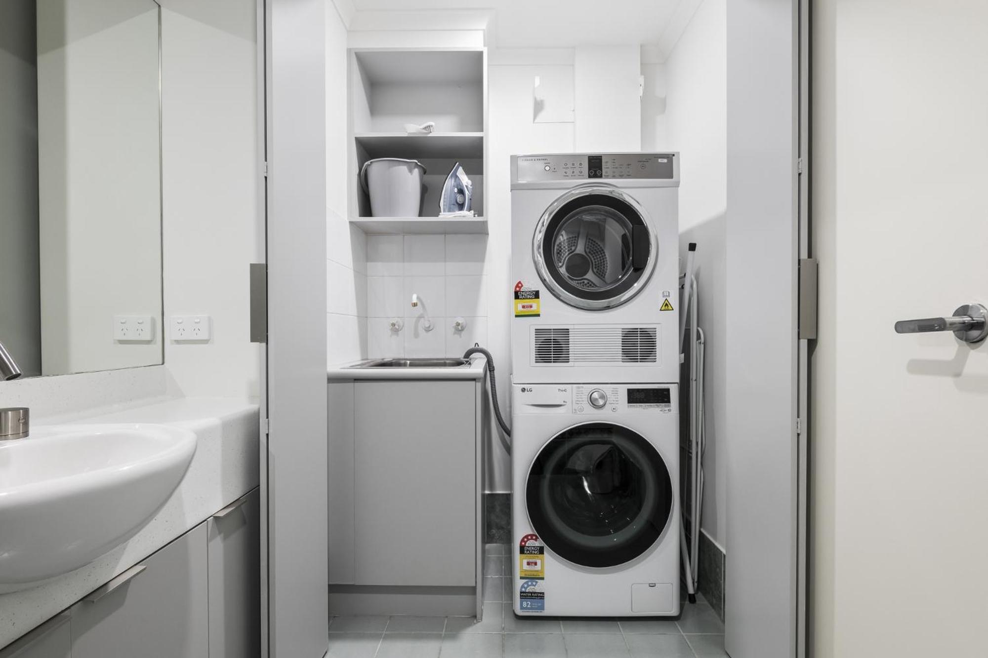 Spacious 3-Bed Apartment in Melbourne CBD