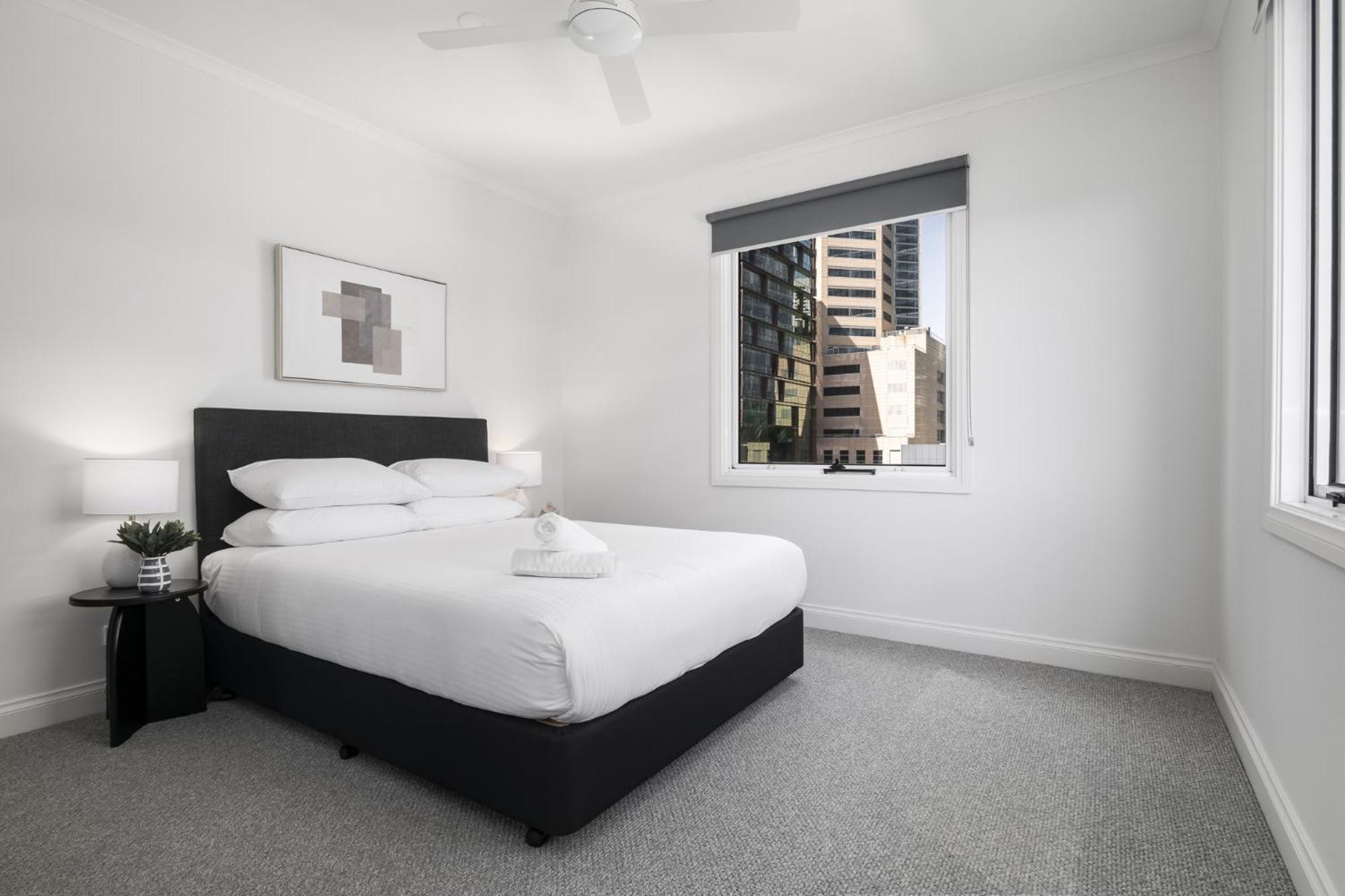 Spacious 3-Bed Apartment in Melbourne CBD