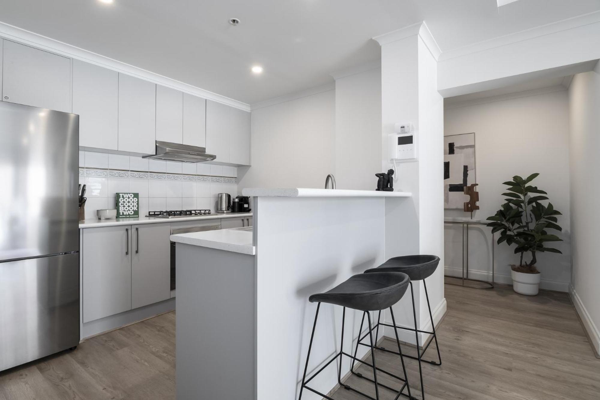 Spacious 3-Bed Apartment in Melbourne CBD