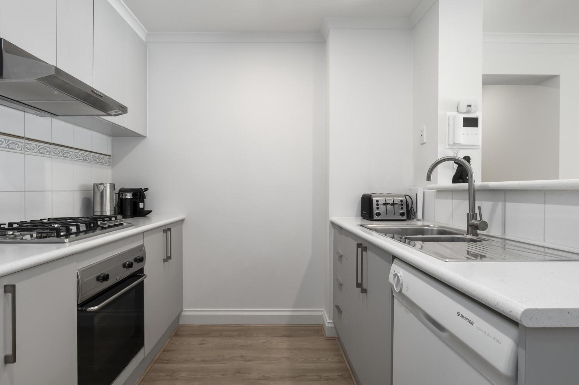Spacious 3-Bed Apartment in Melbourne CBD