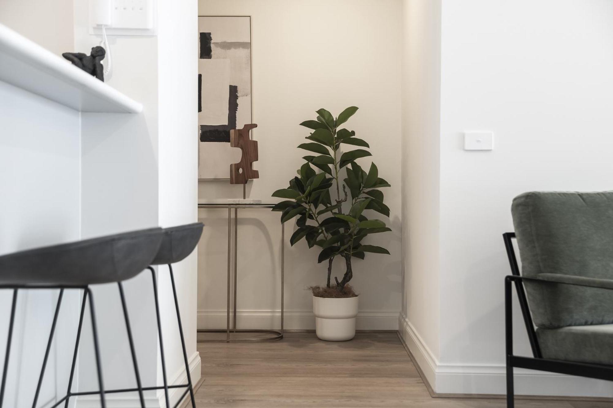 Spacious 3-Bed Apartment in Melbourne CBD
