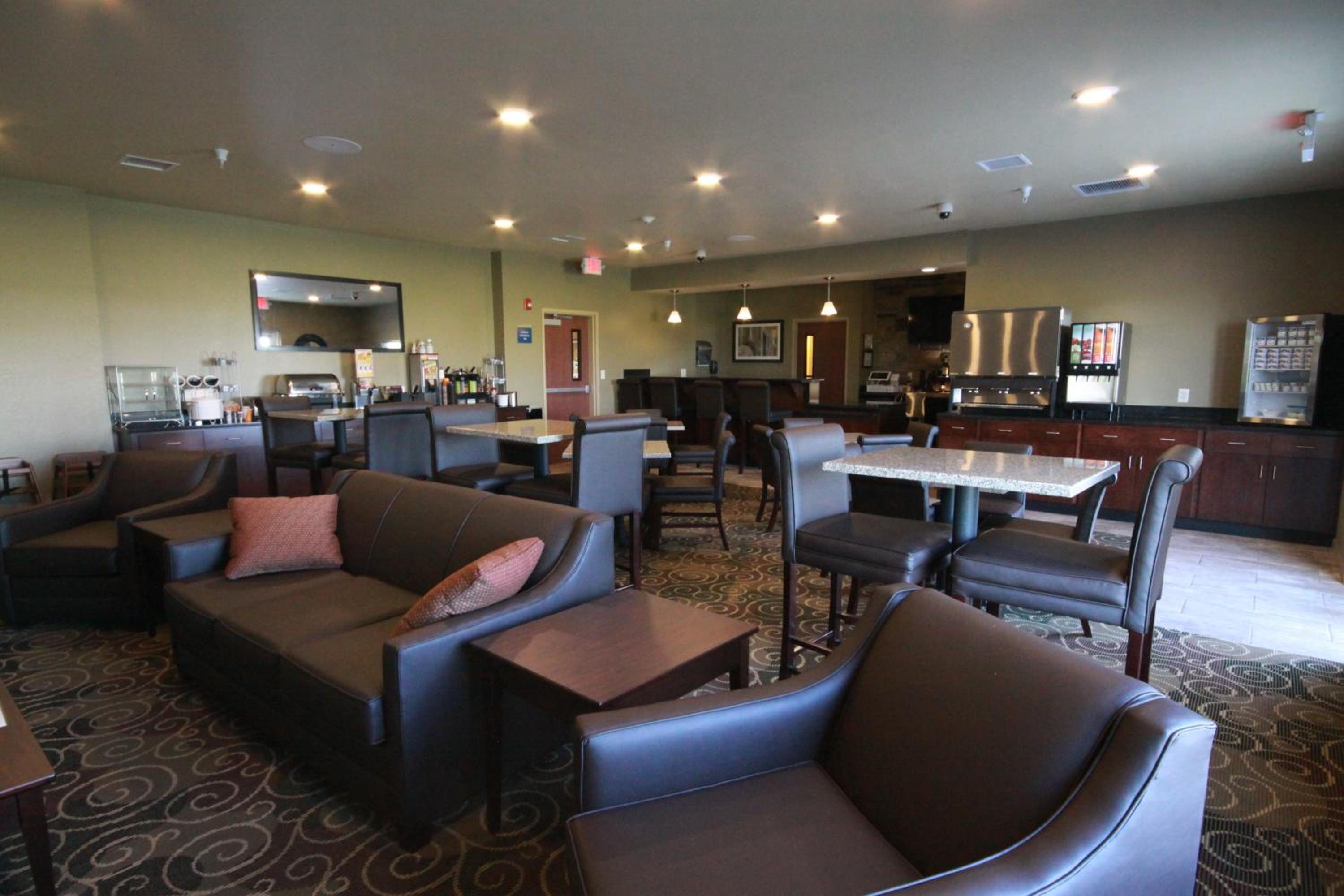 Cobblestone Hotel & Suites - Devils Lake