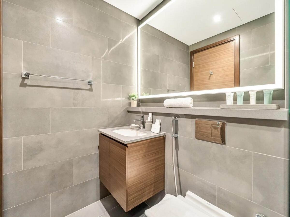 Royal Vista - New Chic & Modern 1BR with 5 Stars Amenities
