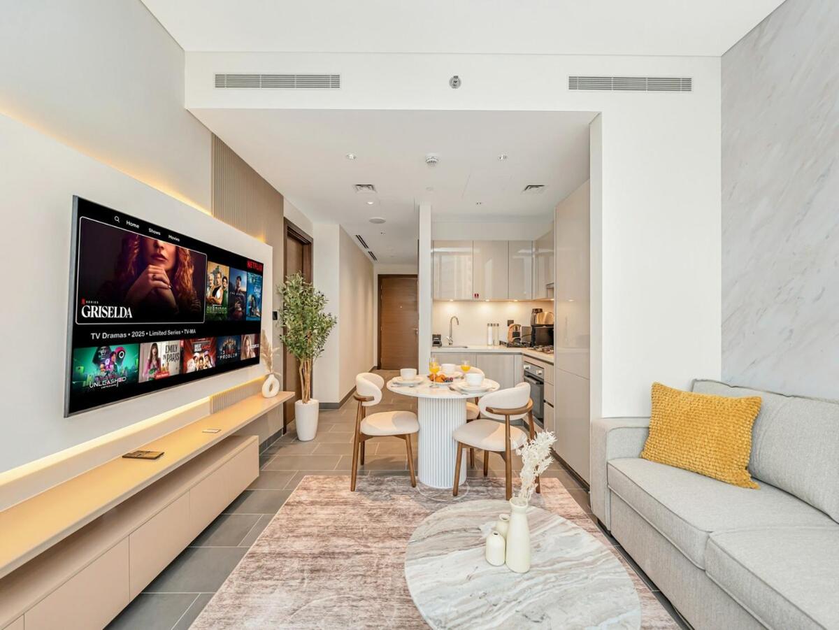 Royal Vista - New Chic & Modern 1BR with 5 Stars Amenities