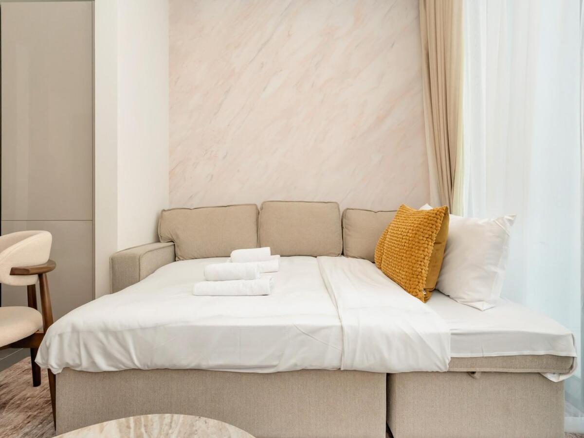 Royal Vista - New Chic & Modern 1BR with 5 Stars Amenities