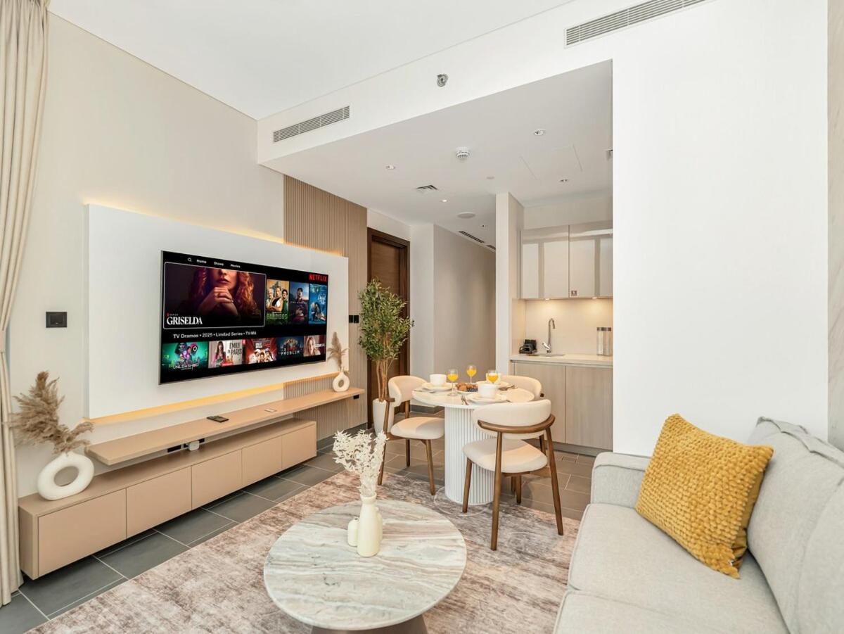 Royal Vista - New Chic & Modern 1BR with 5 Stars Amenities