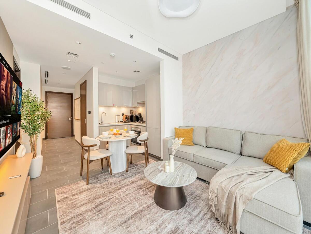 Royal Vista - New Chic & Modern 1BR with 5 Stars Amenities