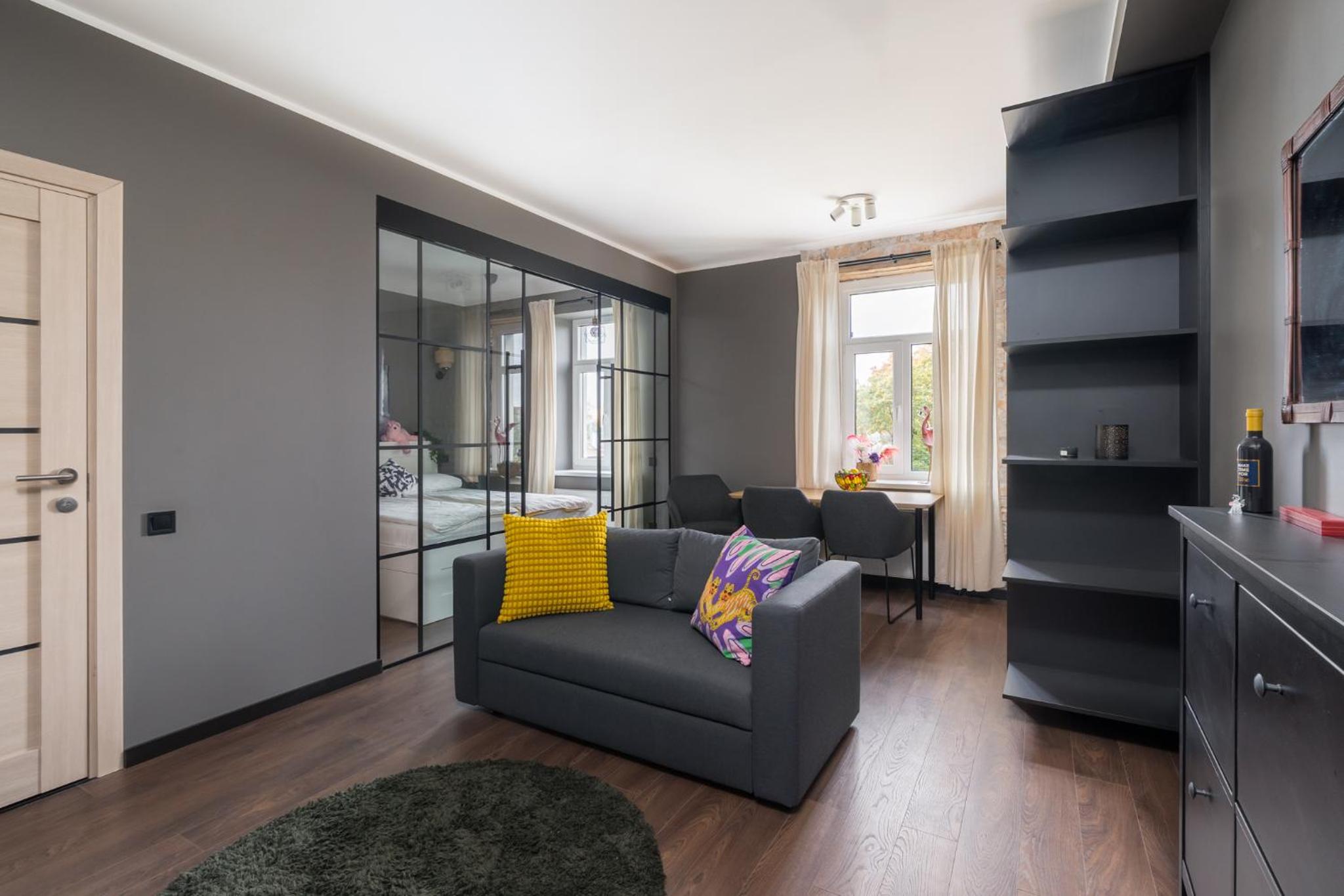 Sunny 1BR Apartment near Park & Stadium