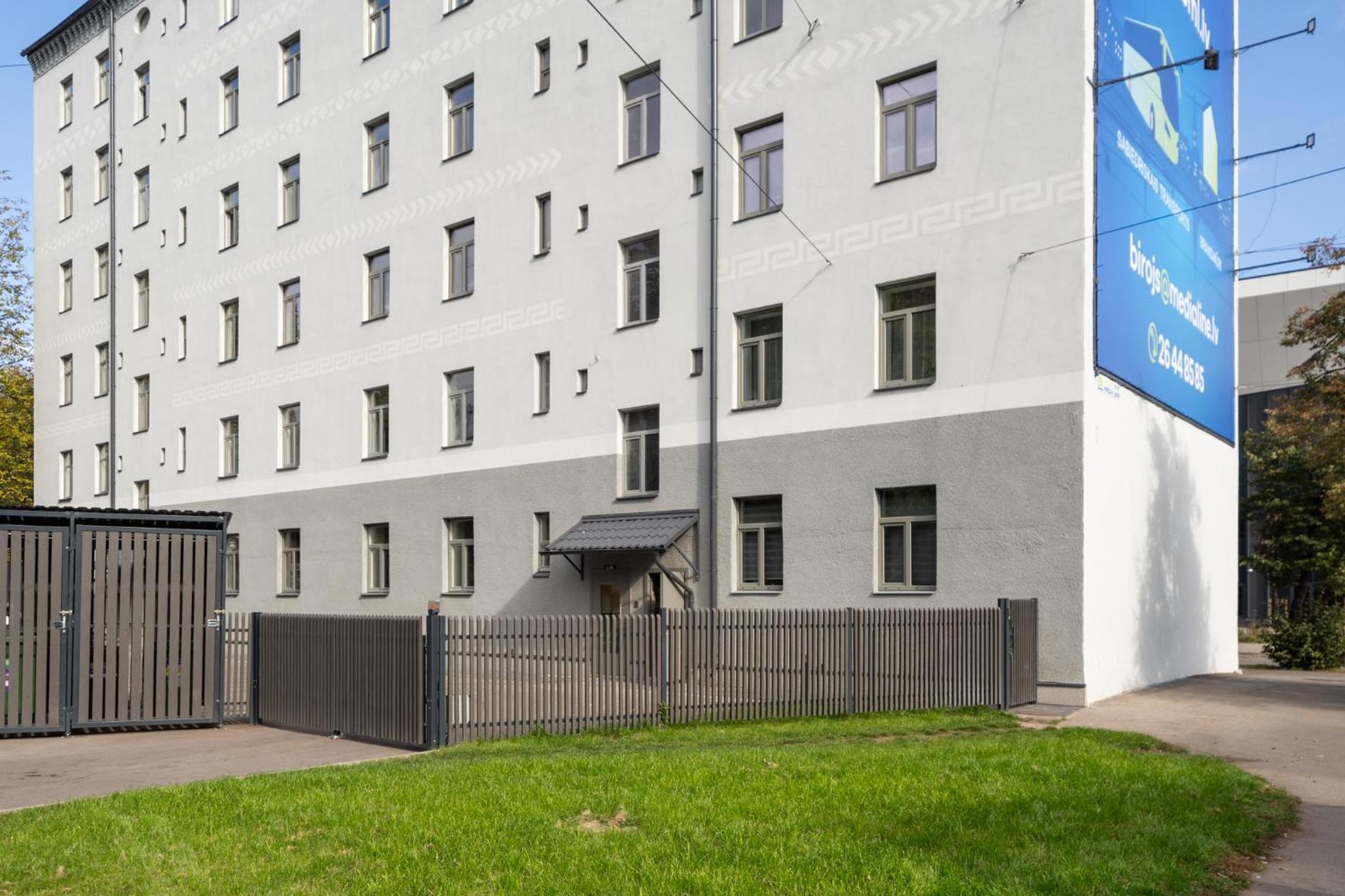 Sunny 1BR Apartment near Park & Stadium