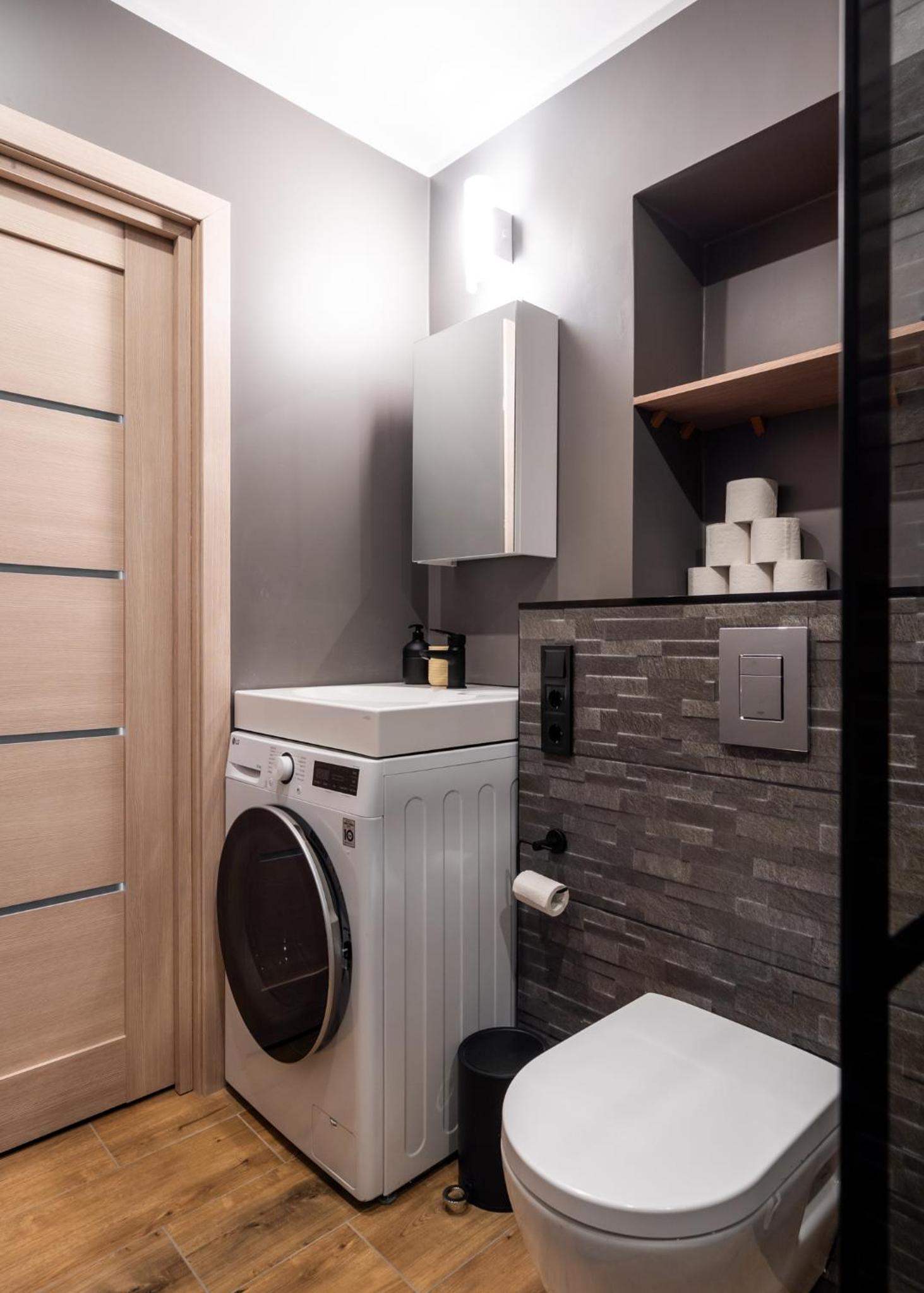 Sunny 1BR Apartment near Park & Stadium