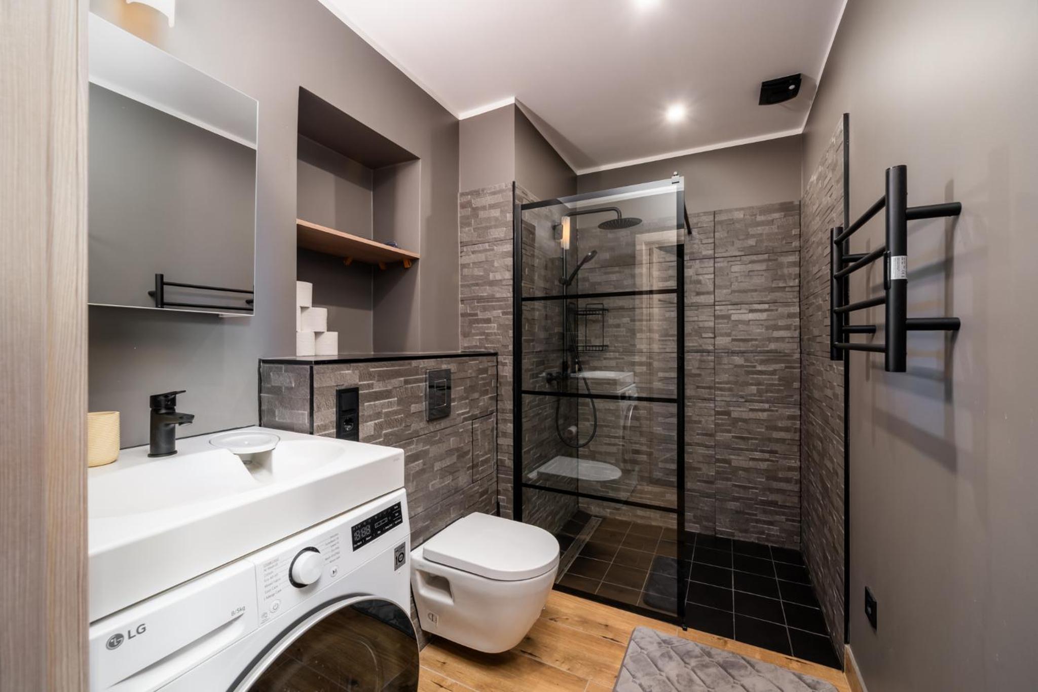 Sunny 1BR Apartment near Park & Stadium