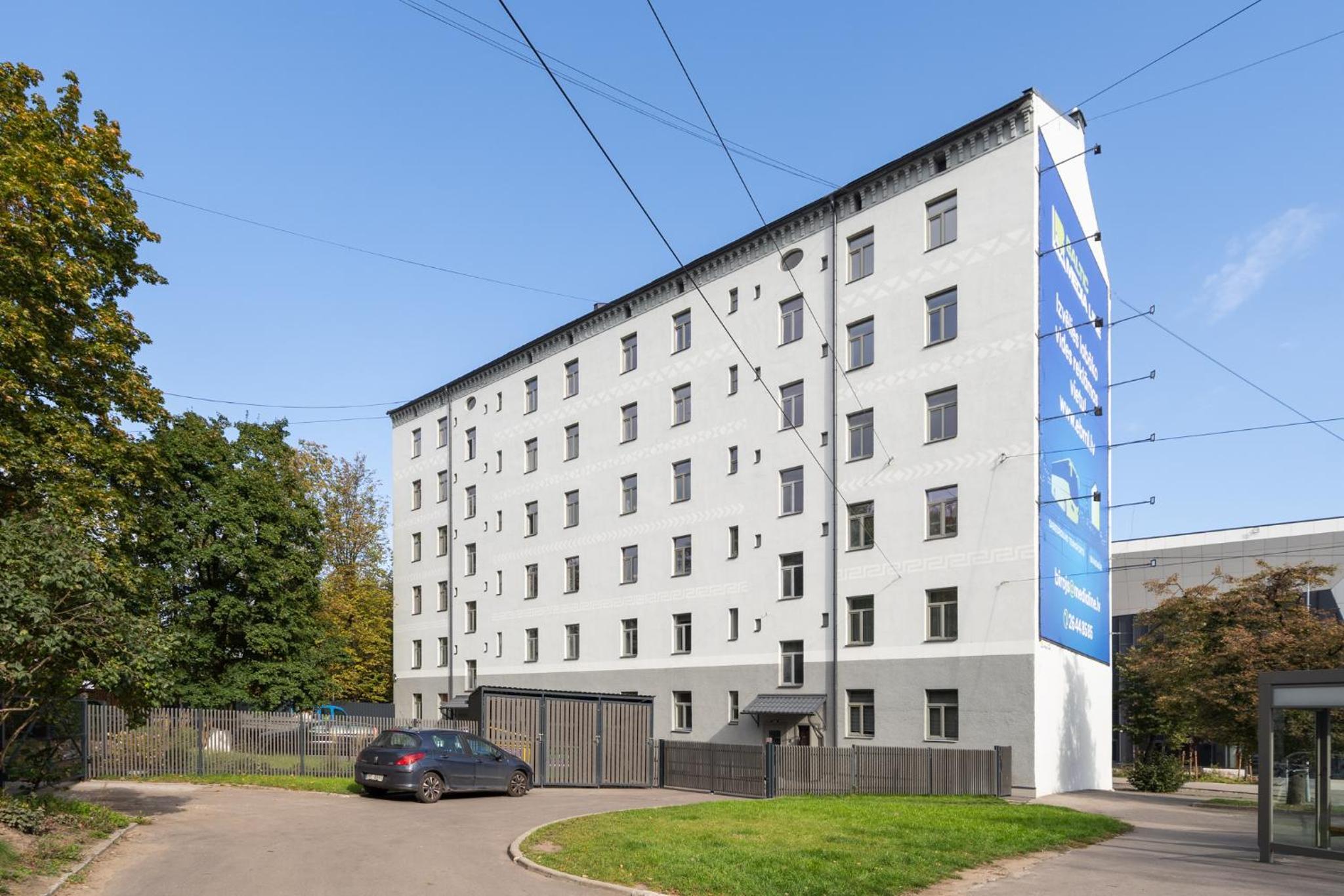 Sunny 1BR Apartment near Park & Stadium