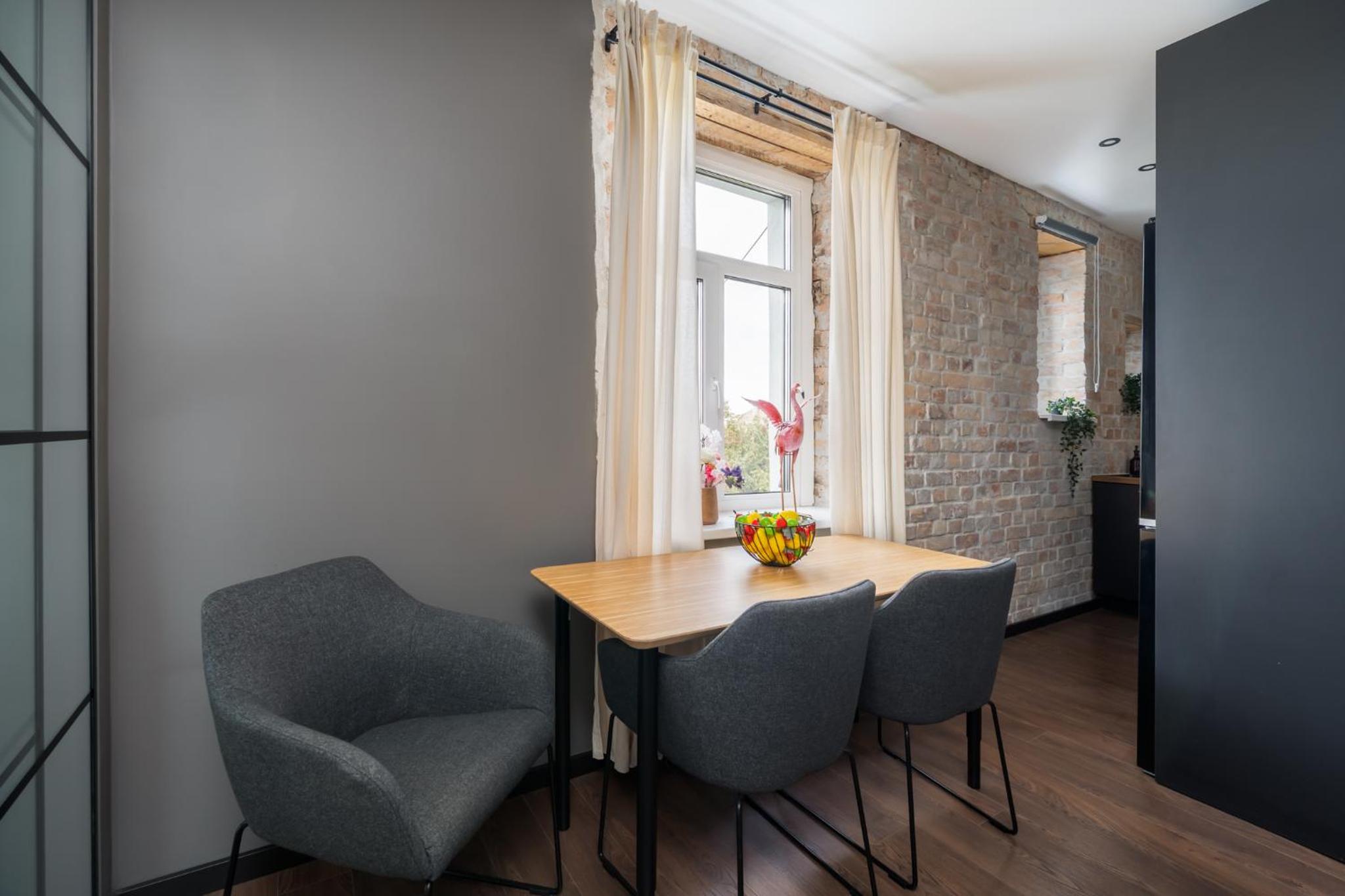 Sunny 1BR Apartment near Park & Stadium
