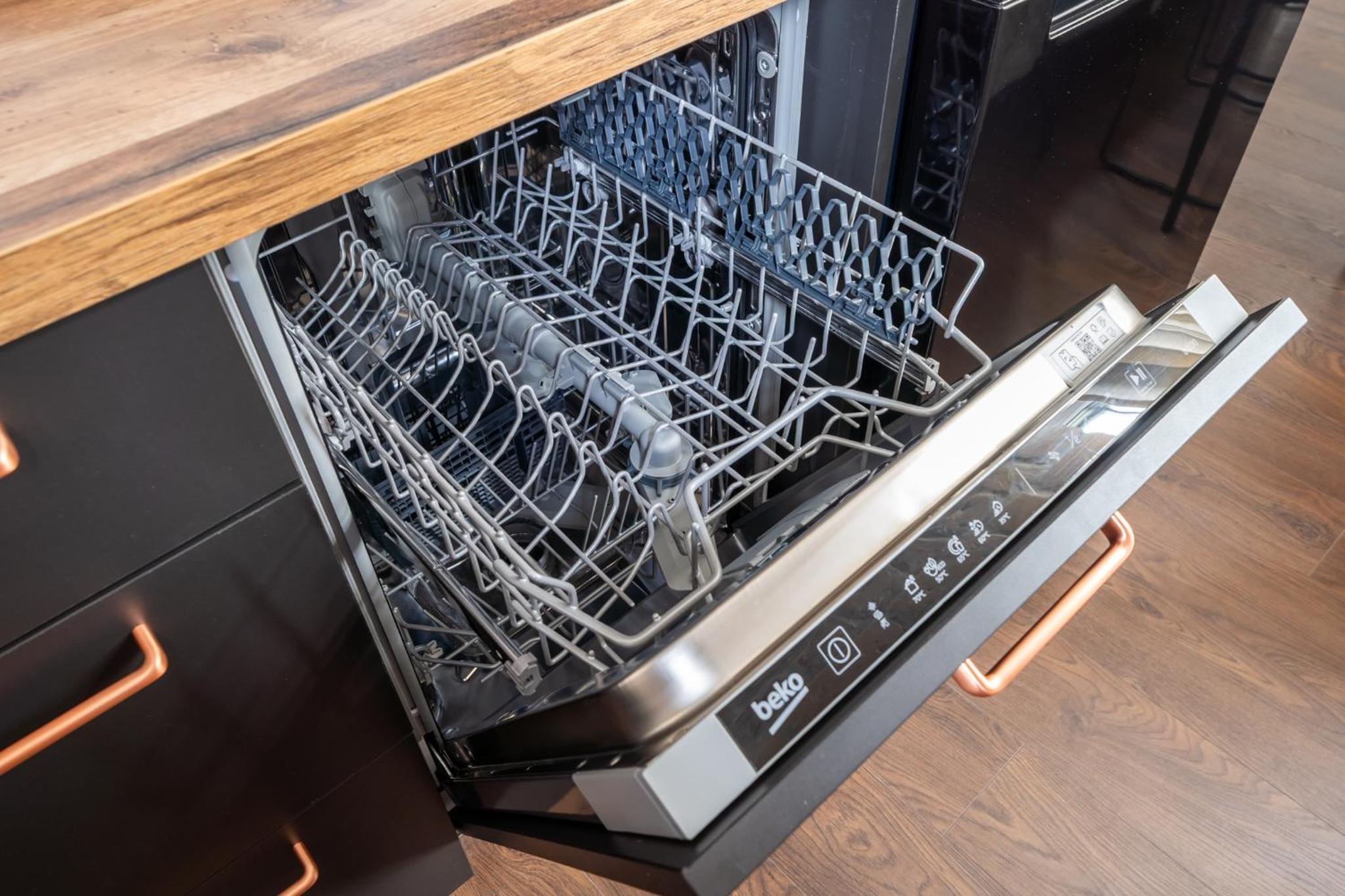 Sunny 1BR Apartment near Park & Stadium