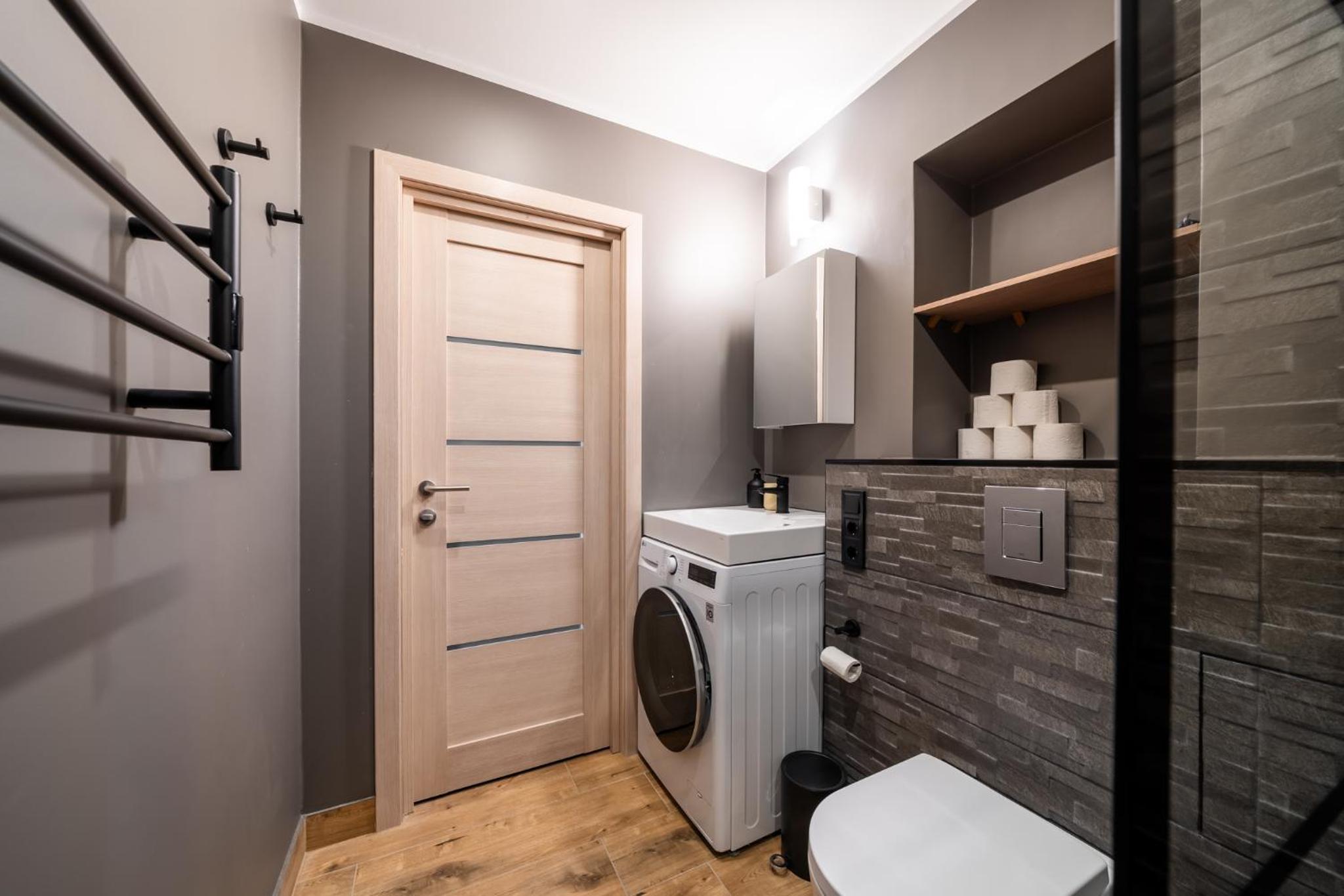 Sunny 1BR Apartment near Park & Stadium