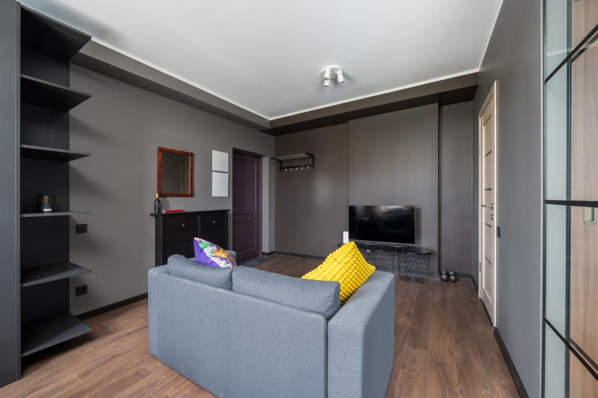 Sunny 1BR Apartment near Park & Stadium