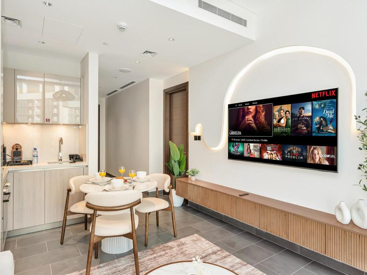 Royal Vista - Stunning Boho Style 1BR with 5 Star Amenities