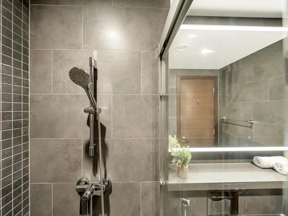 Royal Vista - Stunning Boho Style 1BR with 5 Star Amenities