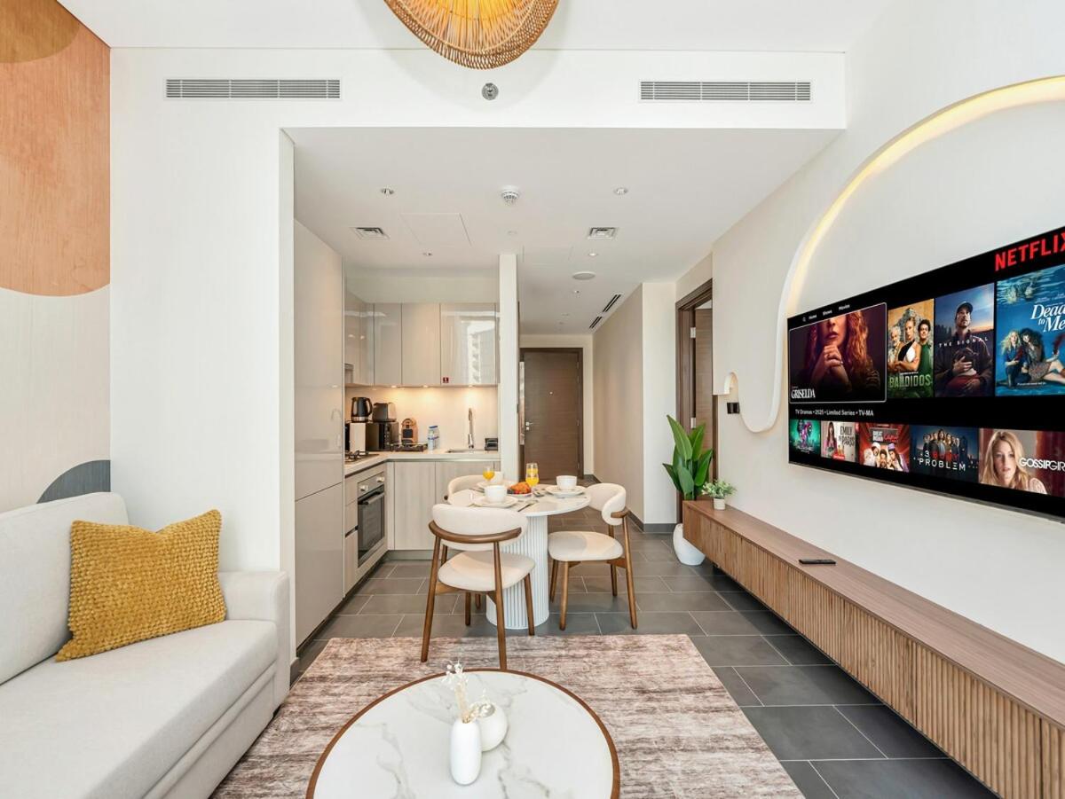 Royal Vista - Stunning Boho Style 1BR with 5 Star Amenities