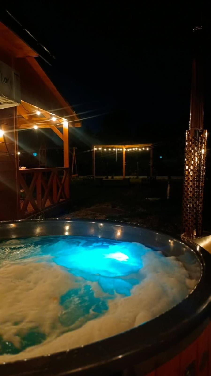 Domek z jacuzzi i kominkiem - cisza, natura, relaks