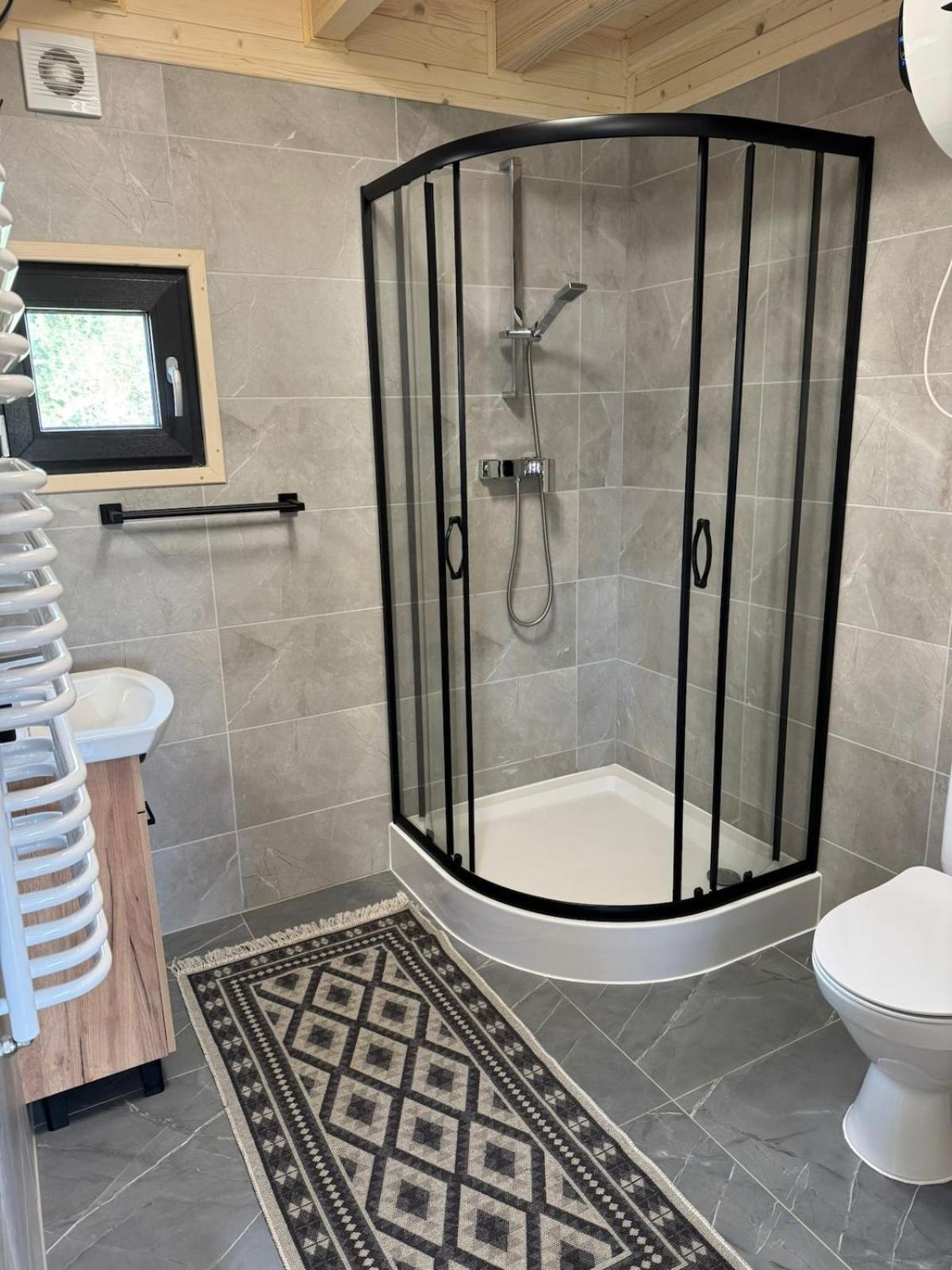 Domek z jacuzzi i kominkiem - cisza, natura, relaks