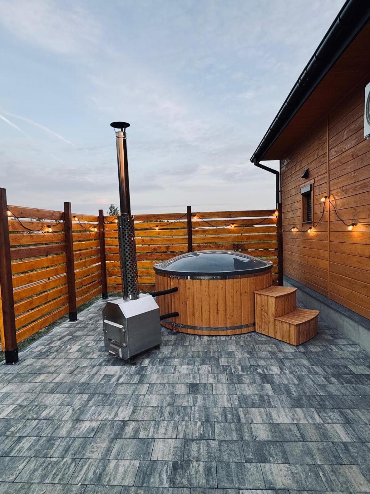 Domek z jacuzzi i kominkiem - cisza, natura, relaks