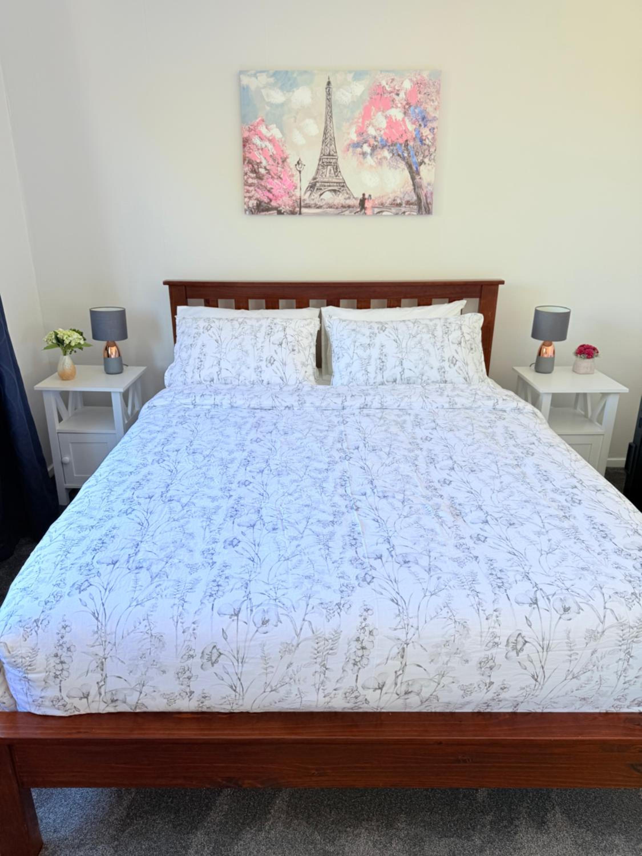 Renovated Entire 2BR Flat, Comfort, Scenic Views, Free Parking & 10 min to Ferry