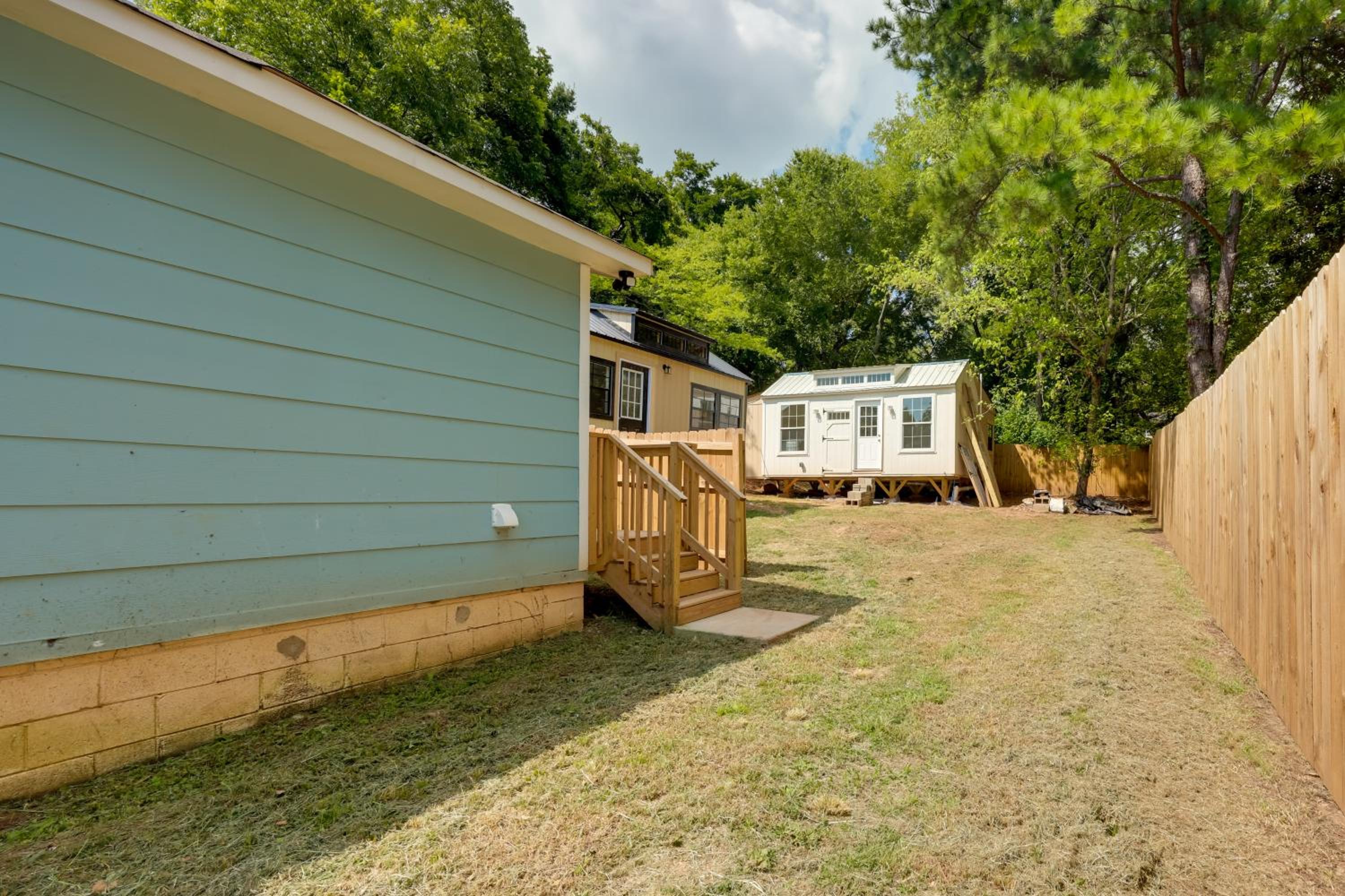 5 Mi to UAB: Group-Friendly Birmingham Retreat
