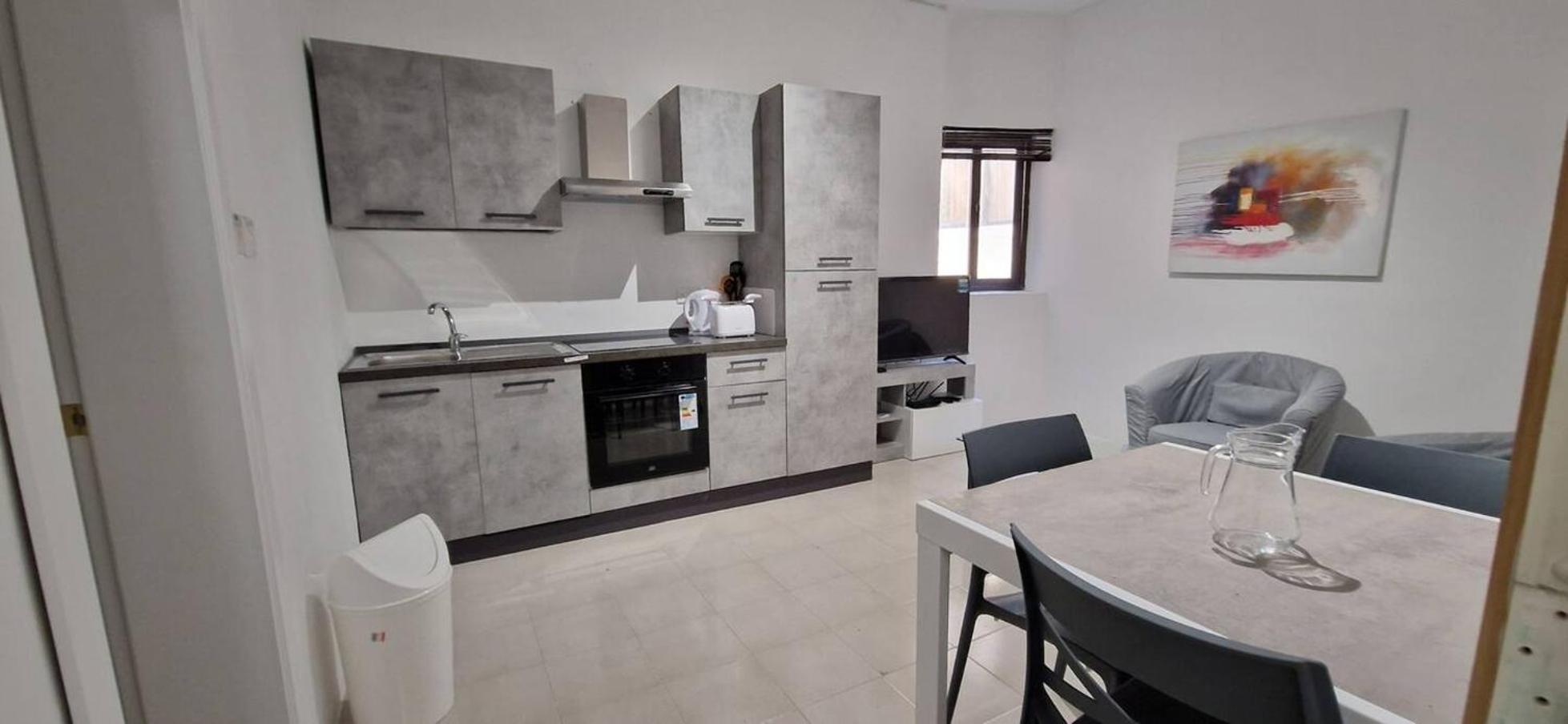 Compact, Convenient 1BR Flat
