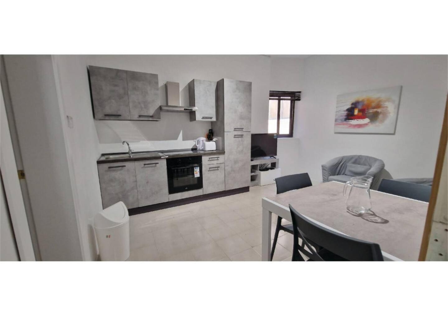 Compact, Convenient 1BR Flat