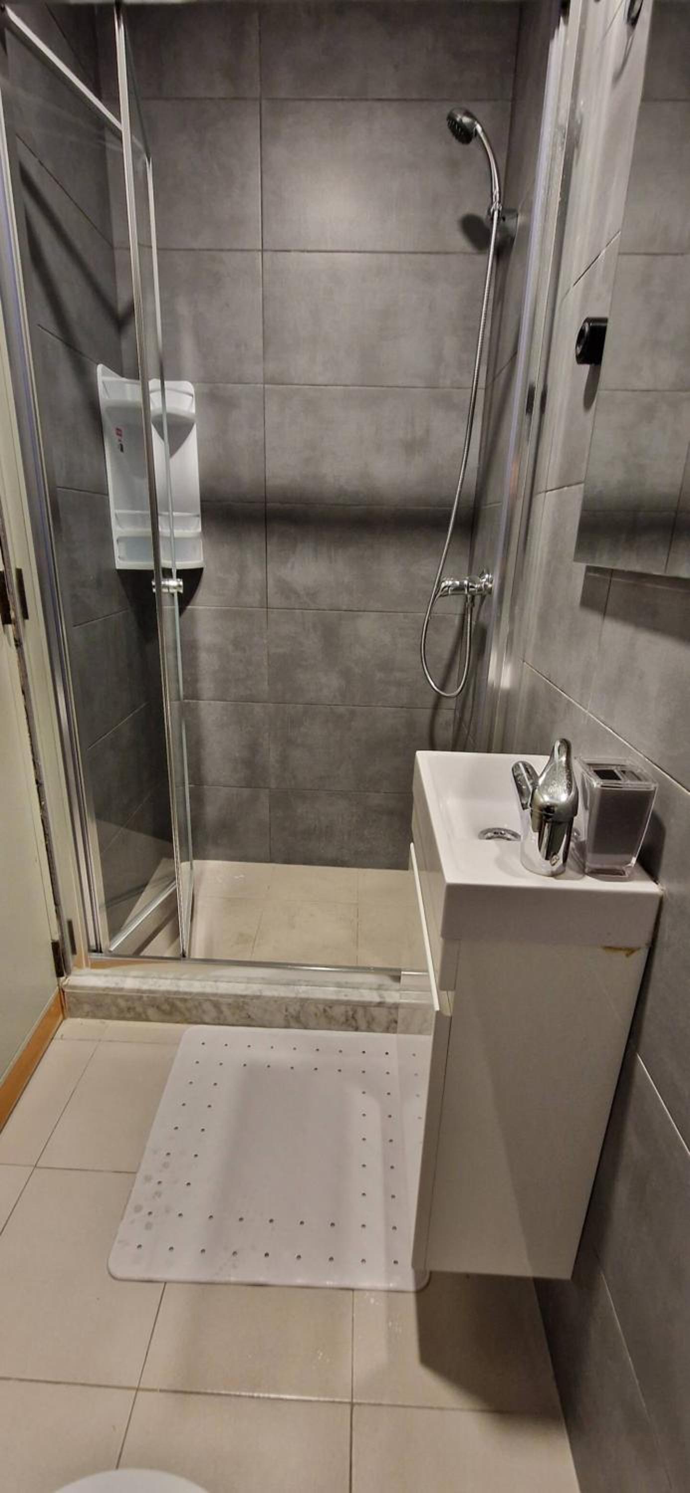 Compact, Convenient 1BR Flat