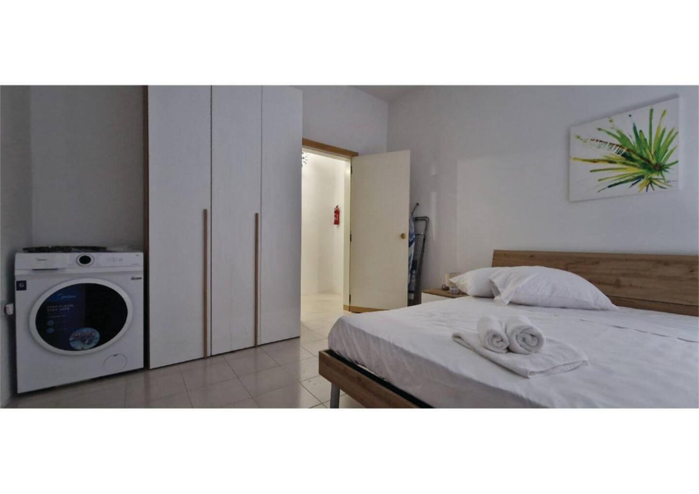 Compact, Convenient 1BR Flat