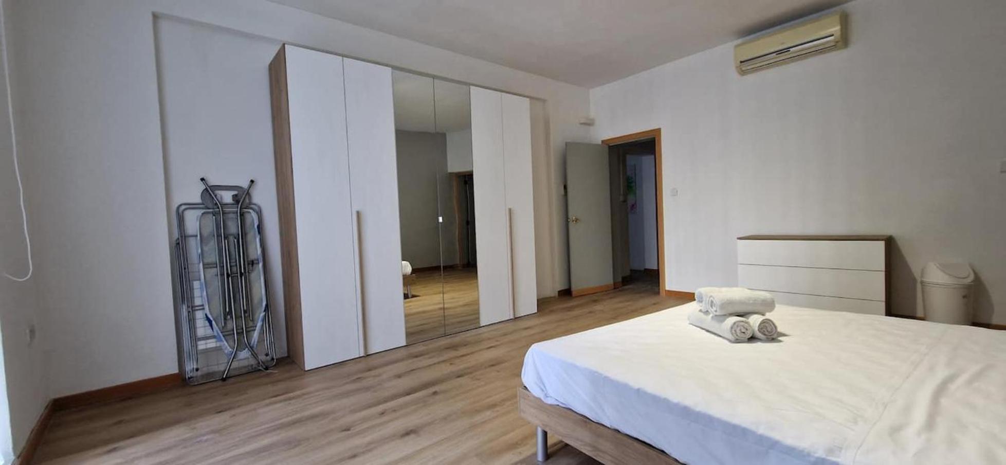 Spacious, Central Apt, sleeps 5