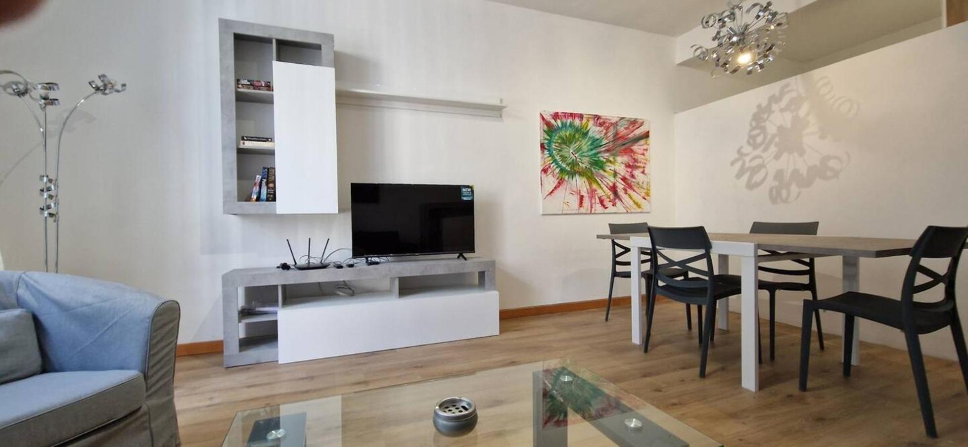 Spacious, Central Apt, sleeps 5