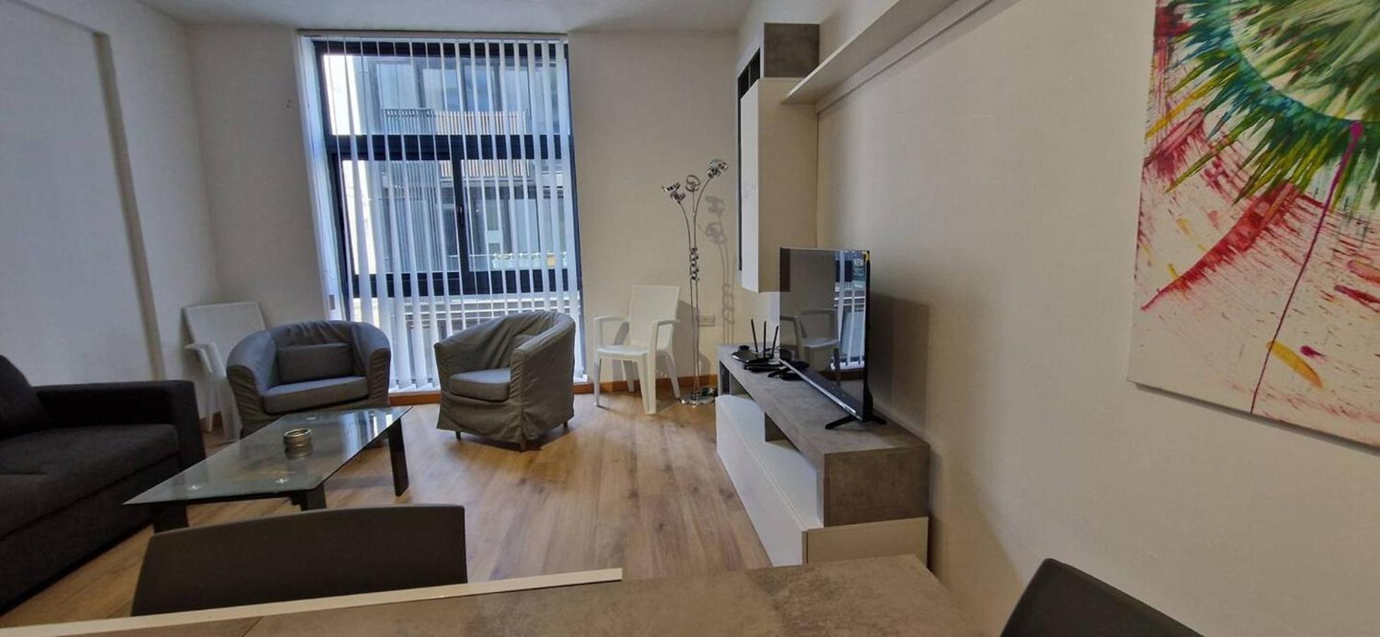 Spacious, Central Apt, sleeps 5
