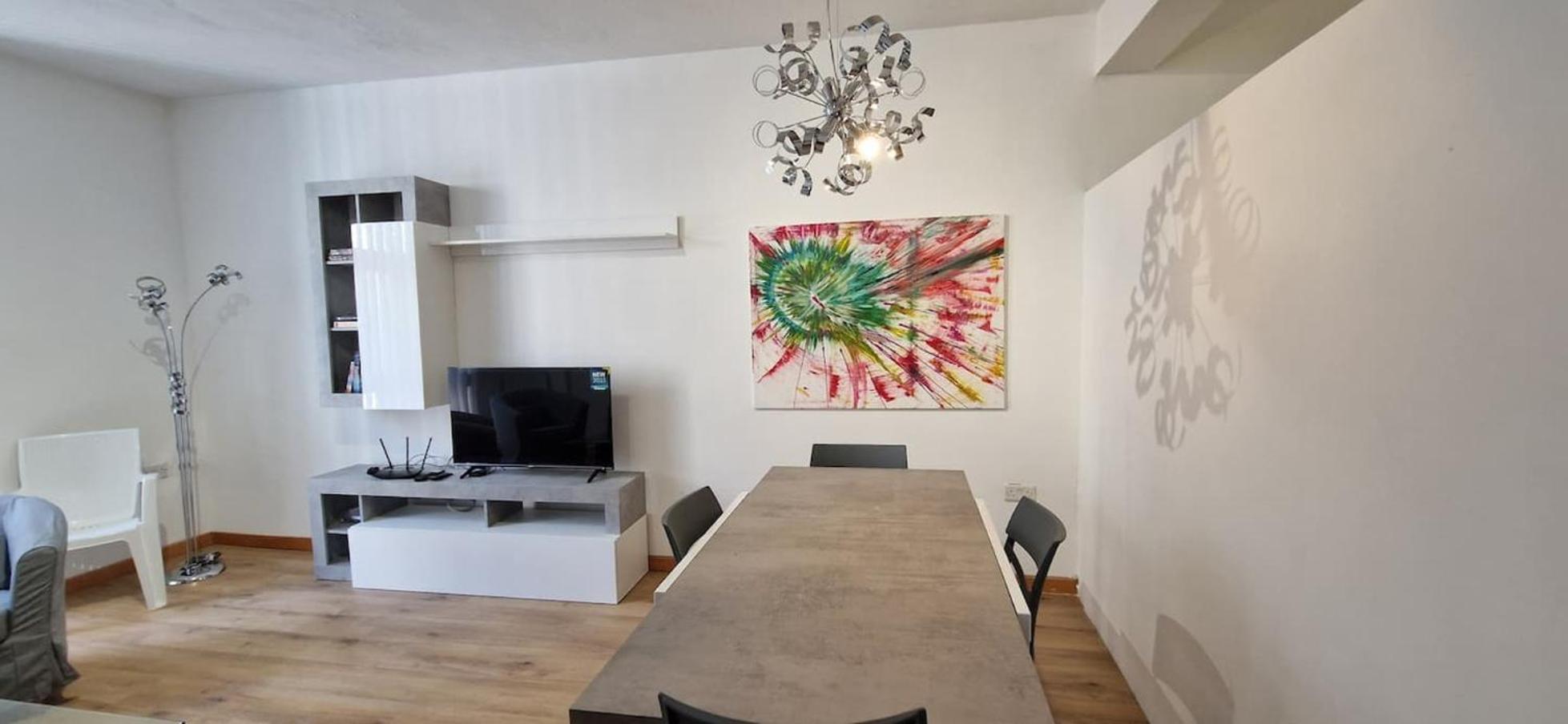Spacious, Central Apt, sleeps 5