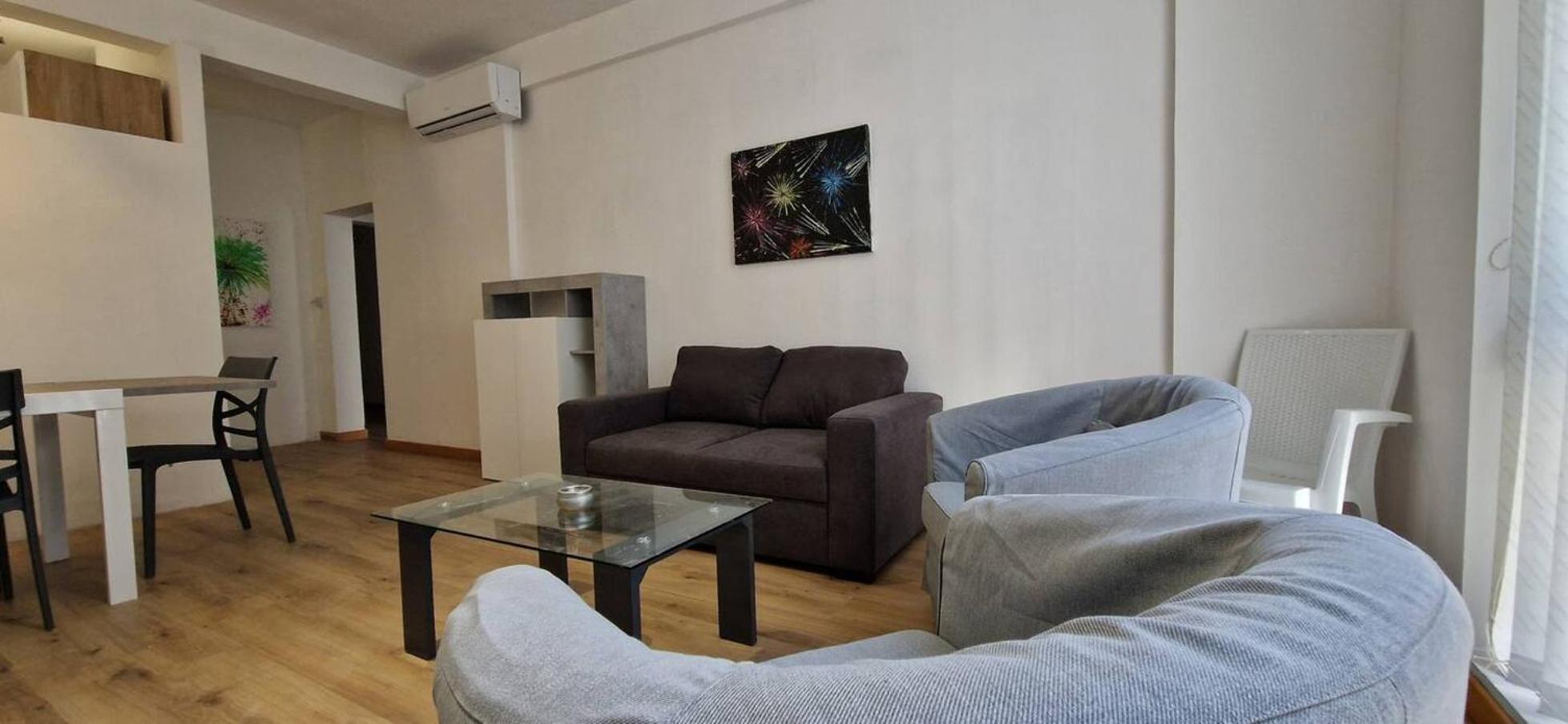 Spacious, Central Apt, sleeps 5