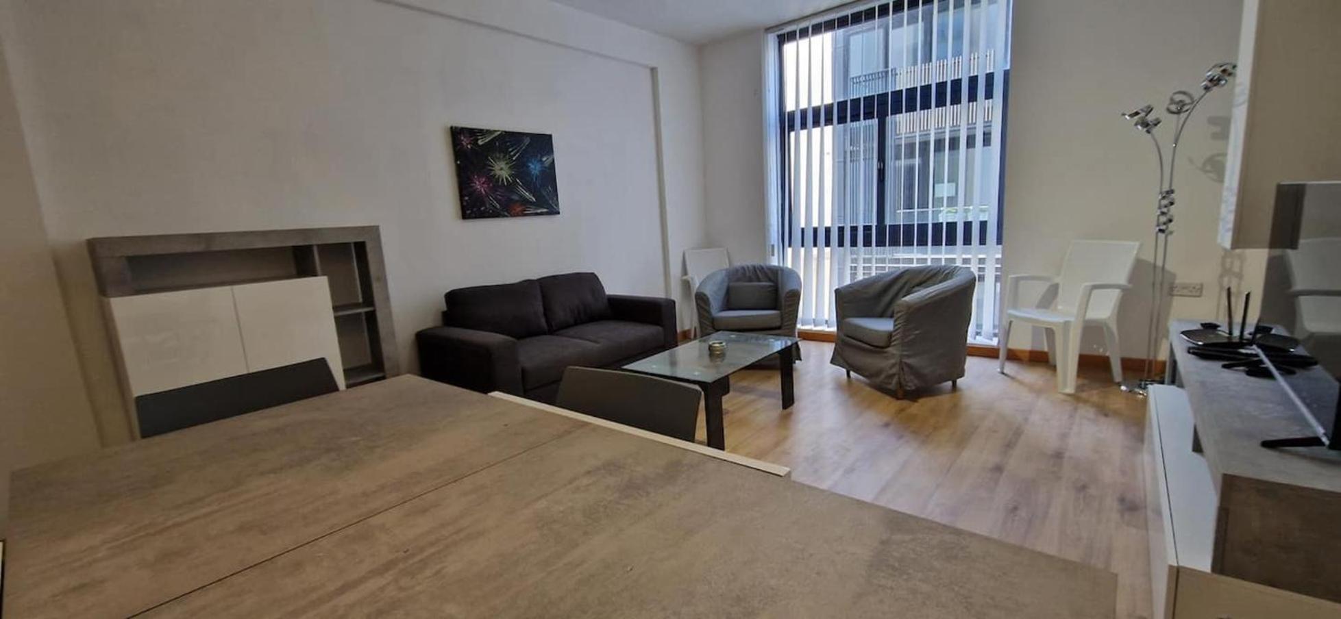 Spacious, Central Apt, sleeps 5