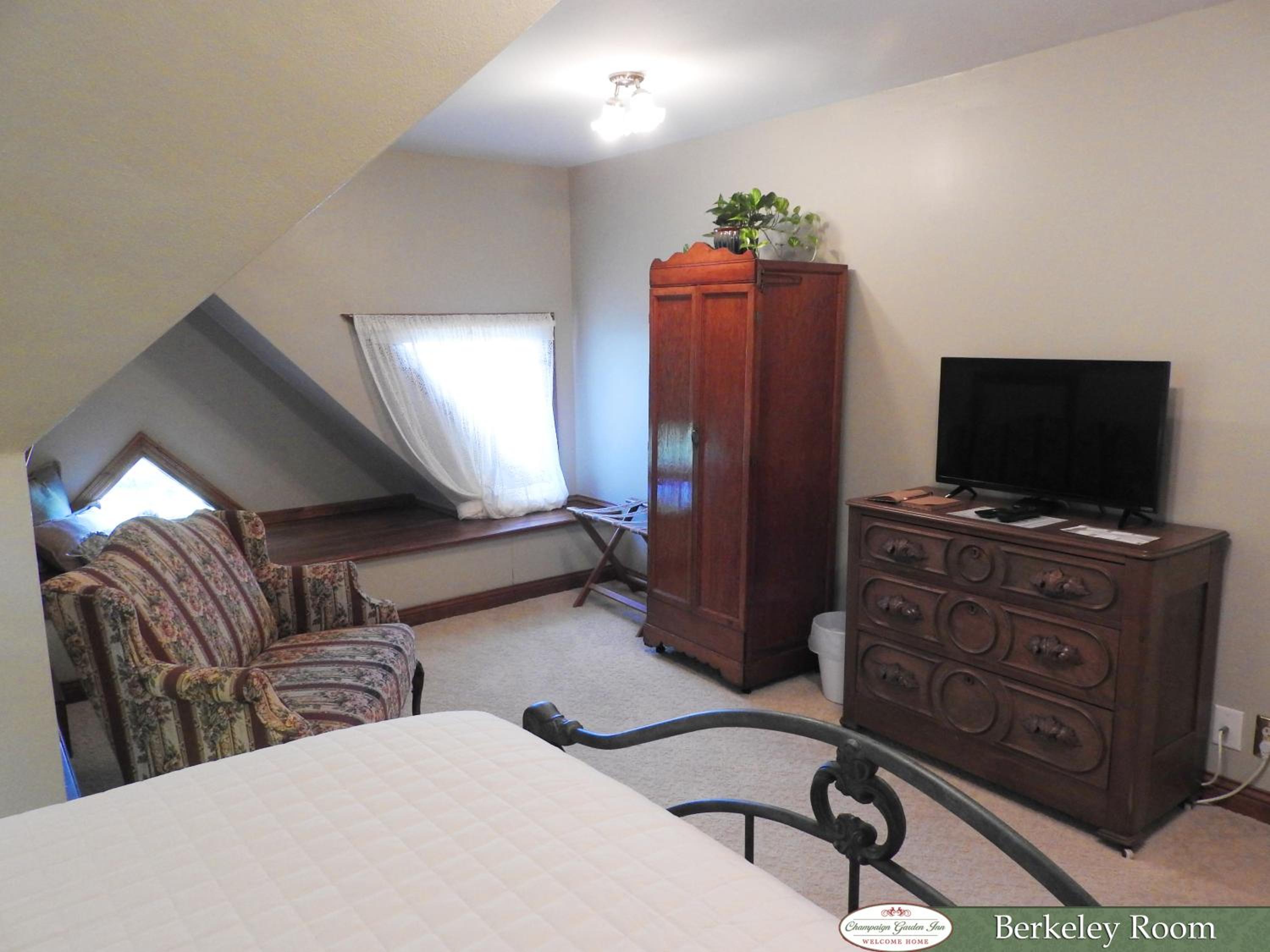 Champaign Garden Inn