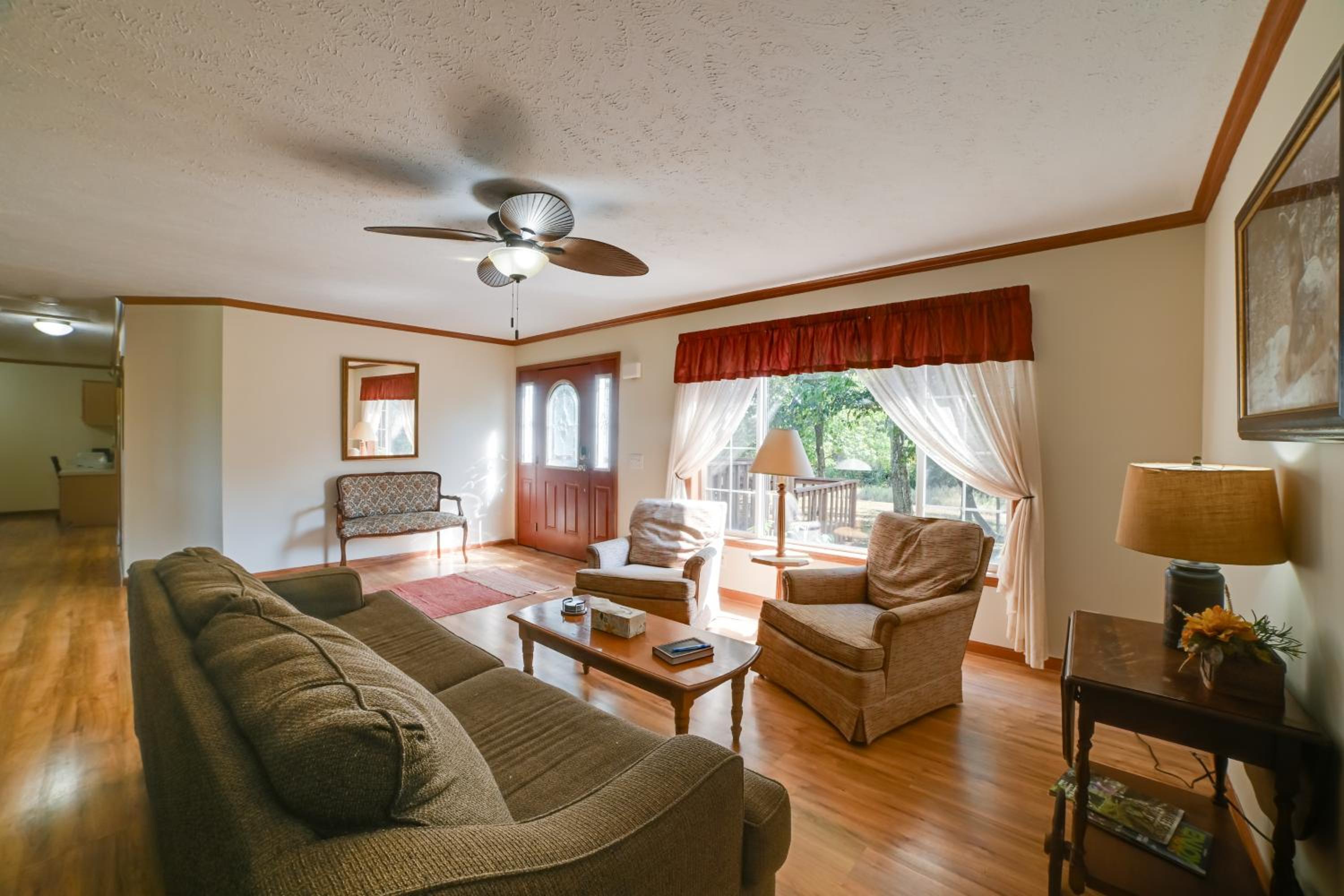 5 Mins to Garden of the Gods Pet friendly house!