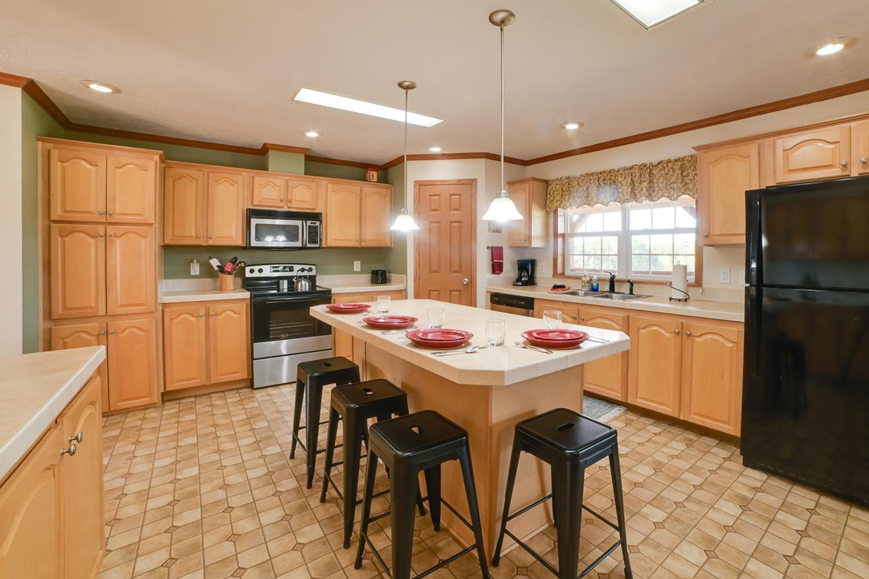 5 Mins to Garden of the Gods Pet friendly house!