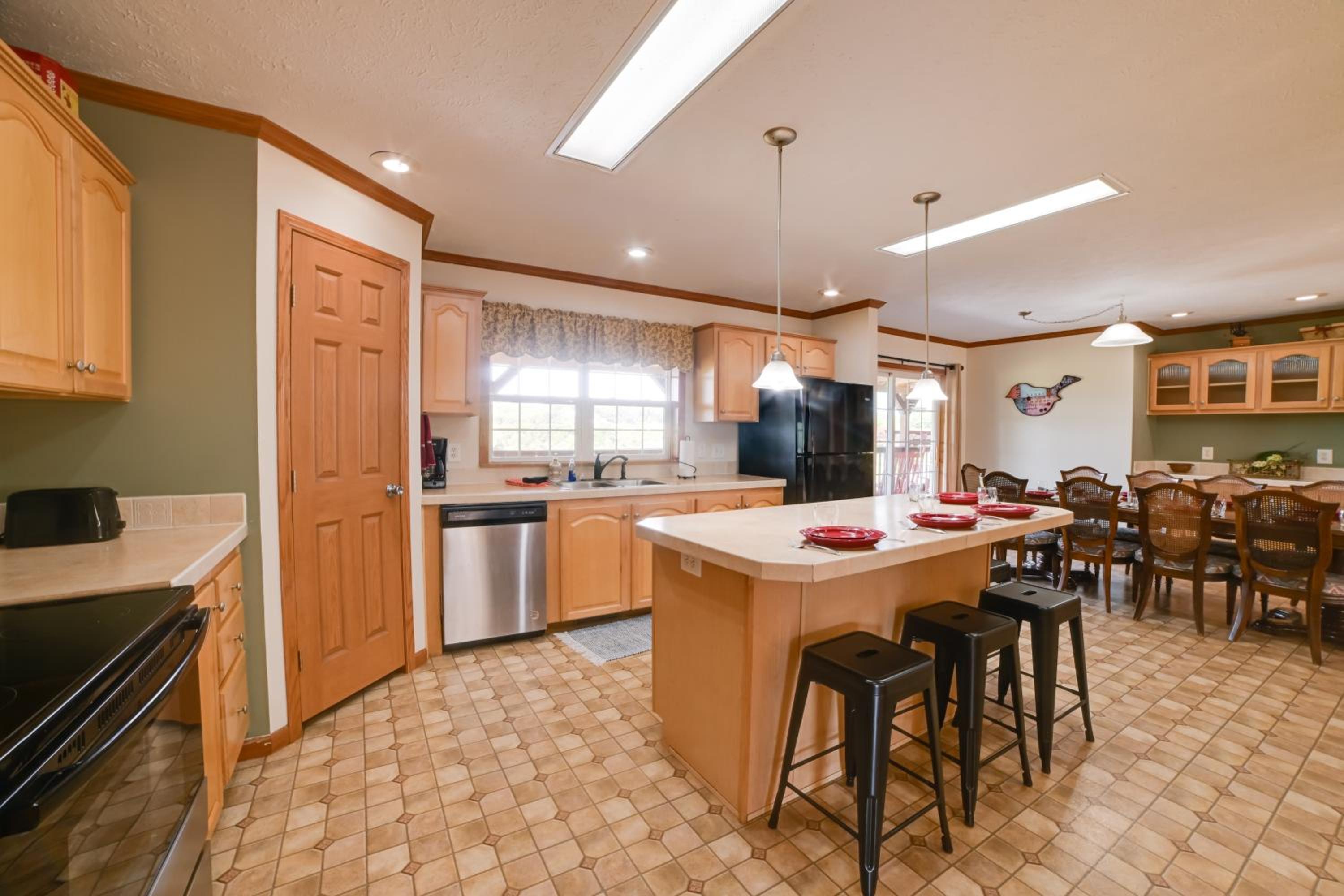 5 Mins to Garden of the Gods Pet friendly house!